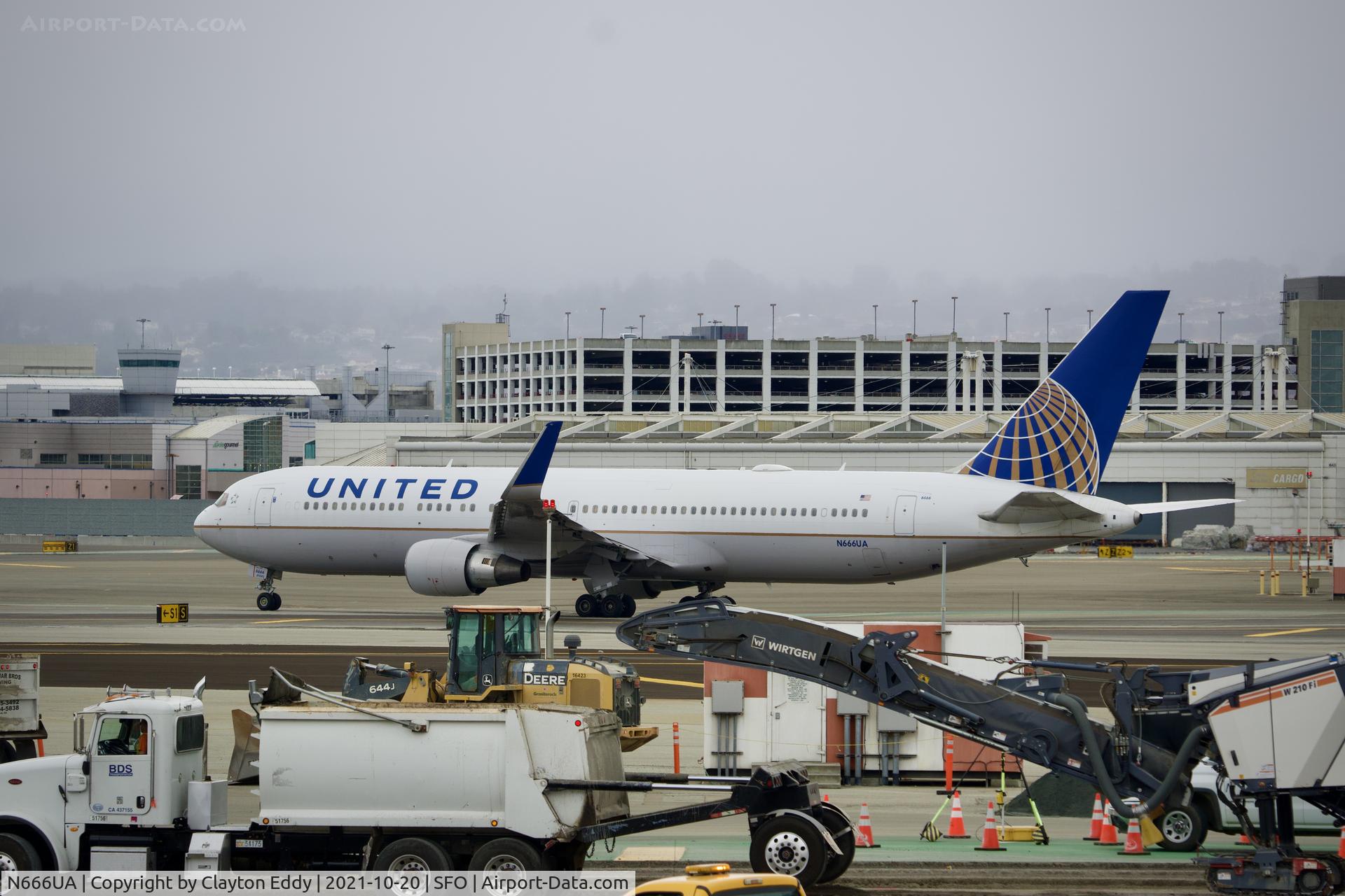 N666UA, 1998 Boeing 767-322 C/N 29238, Departing to the South. SFO. 2021.