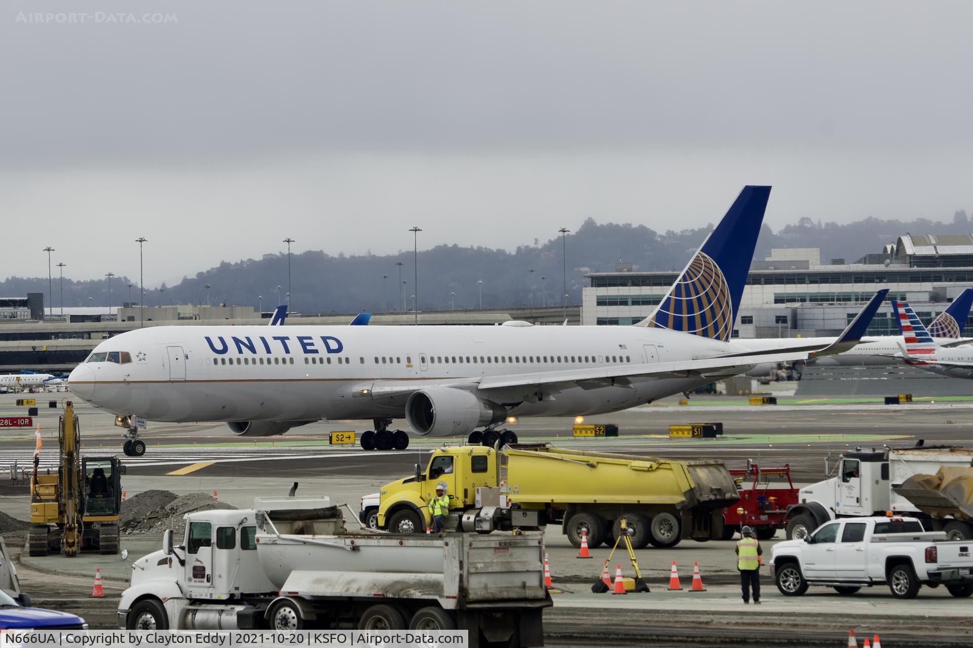 N666UA, 1998 Boeing 767-322 C/N 29238, Departing to the South. SFO. 2021.