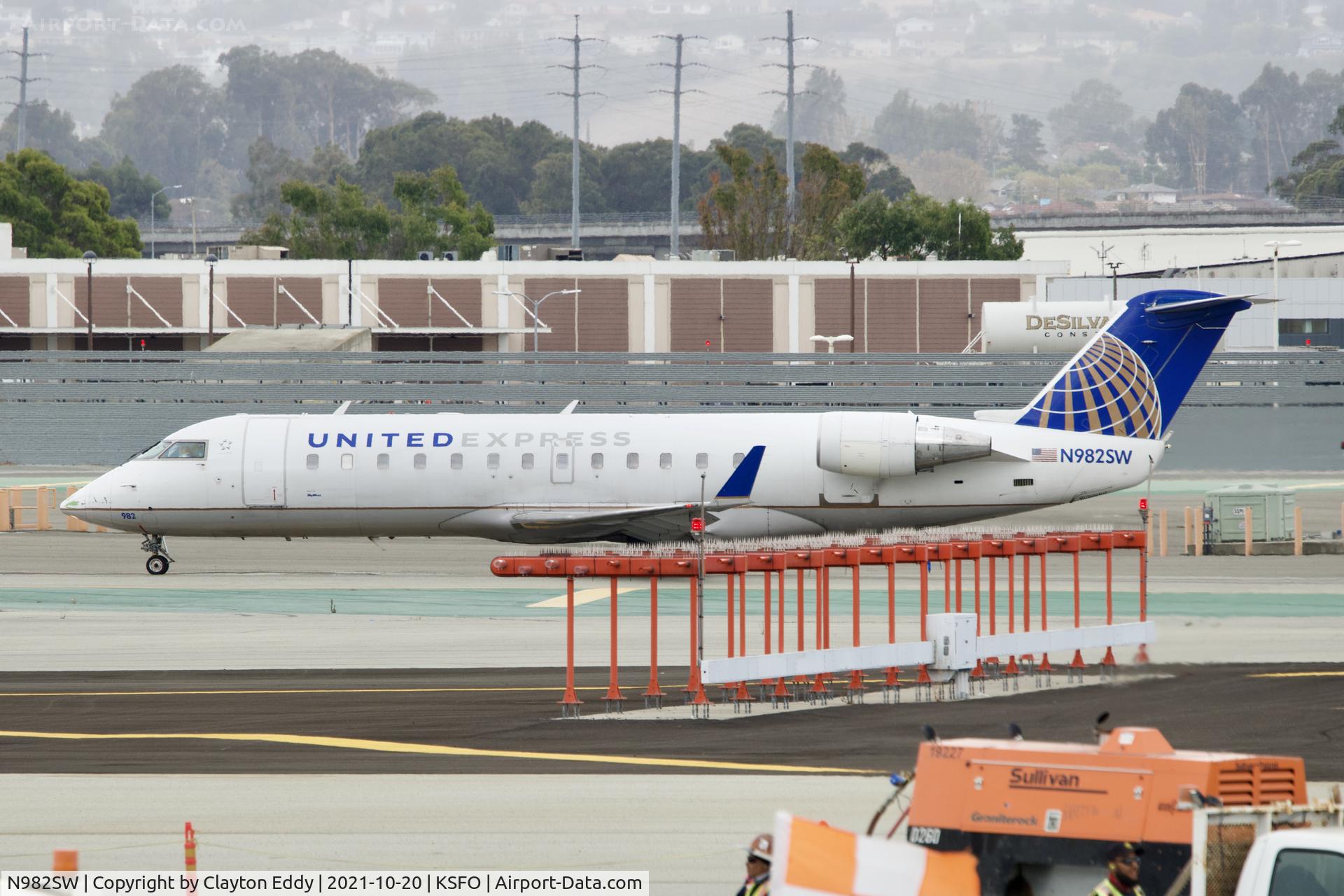 N982SW, 2004 Bombardier CRJ-200 (CL-600-2B19) C/N 7956, Departing to the South SFO 2021.