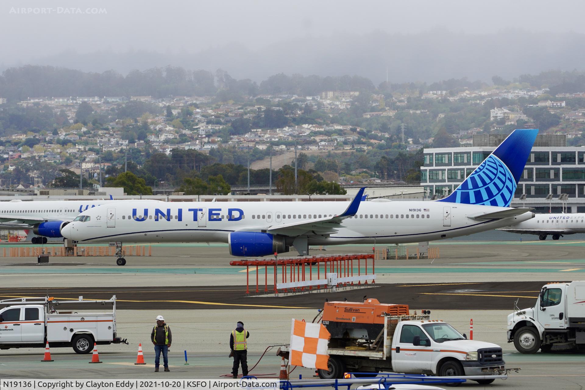 N19136, 1999 Boeing 757-224 C/N 29285, Departing to the South SFO 2021.