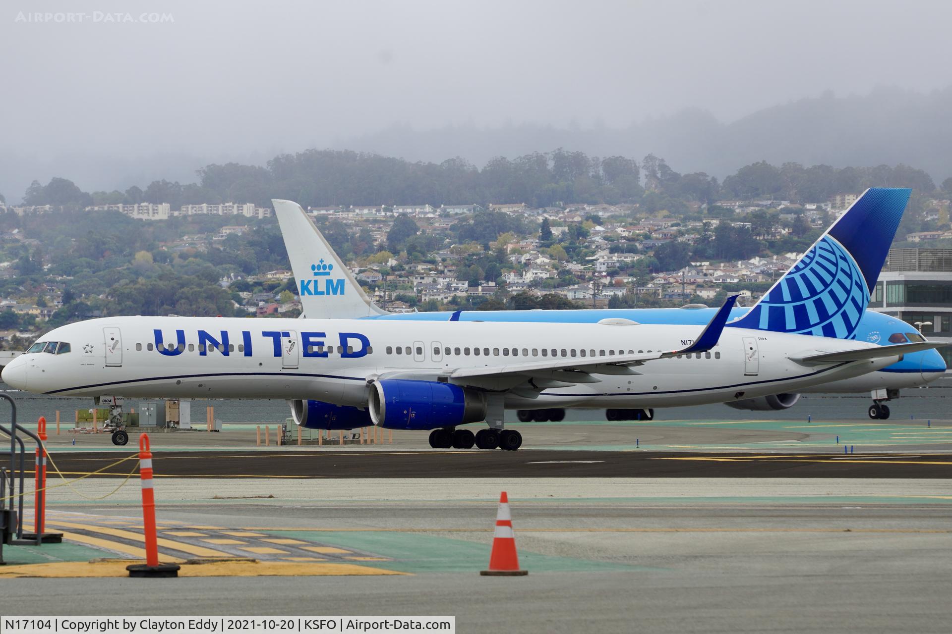 N17104, 1994 Boeing 757-224 C/N 27294, Departing to the South SFO 2021.