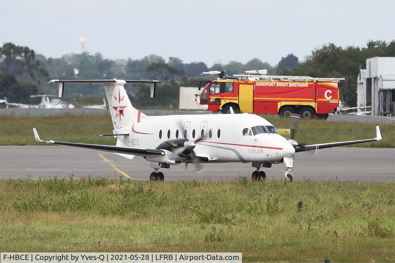 F-HBCE, 1998 Beech 1900D C/N UE-323, Raytheon Aircraft Company 1900D, Taxiing to boarding area, Brest-Bretagne airport (LFRB-BES)