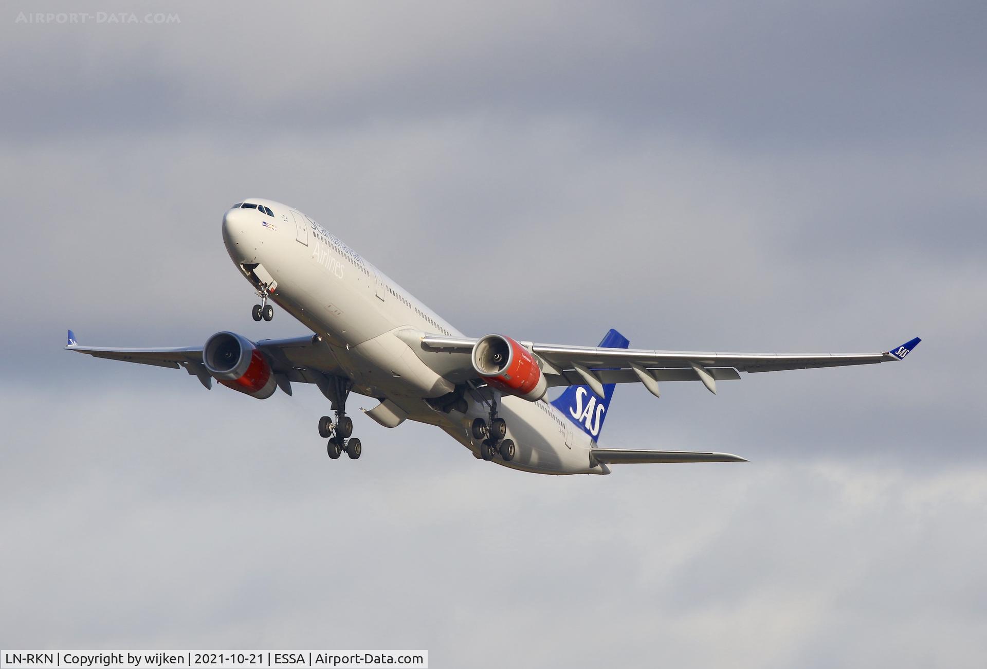 LN-RKN, 2003 Airbus A330-343X C/N 568, RWY 19R