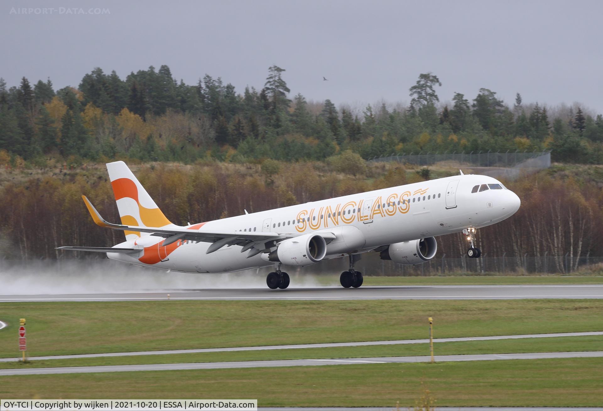OY-TCI, 2015 Airbus A321-211 C/N 6468, RWY 19L