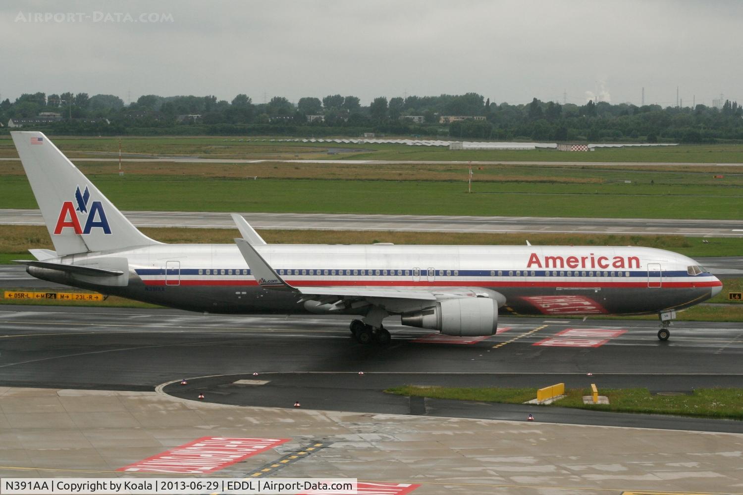 N391AA, 1995 Boeing 767-323 C/N 27451, Old c/s, departure to ORD.