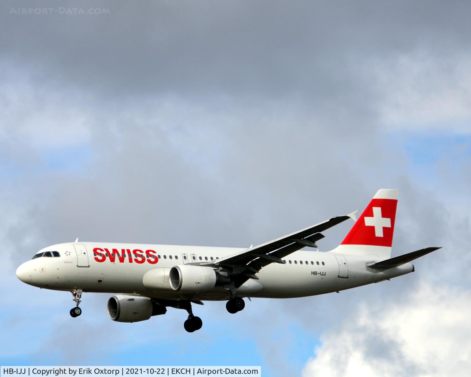 HB-IJJ, 1996 Airbus A320-214 C/N 585, HB-IJJ landing rw 22L