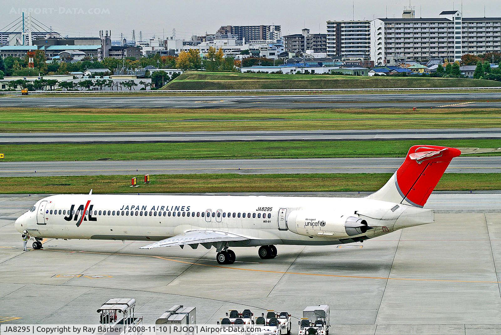 JA8295, McDonnell Douglas MD-81 C/N 49821/1615, JA8295   McDonnell Douglas DC- 9-81 (MD81) [49821] (Japan Airlines) Osaka-Itami Int'l 10/11/2008