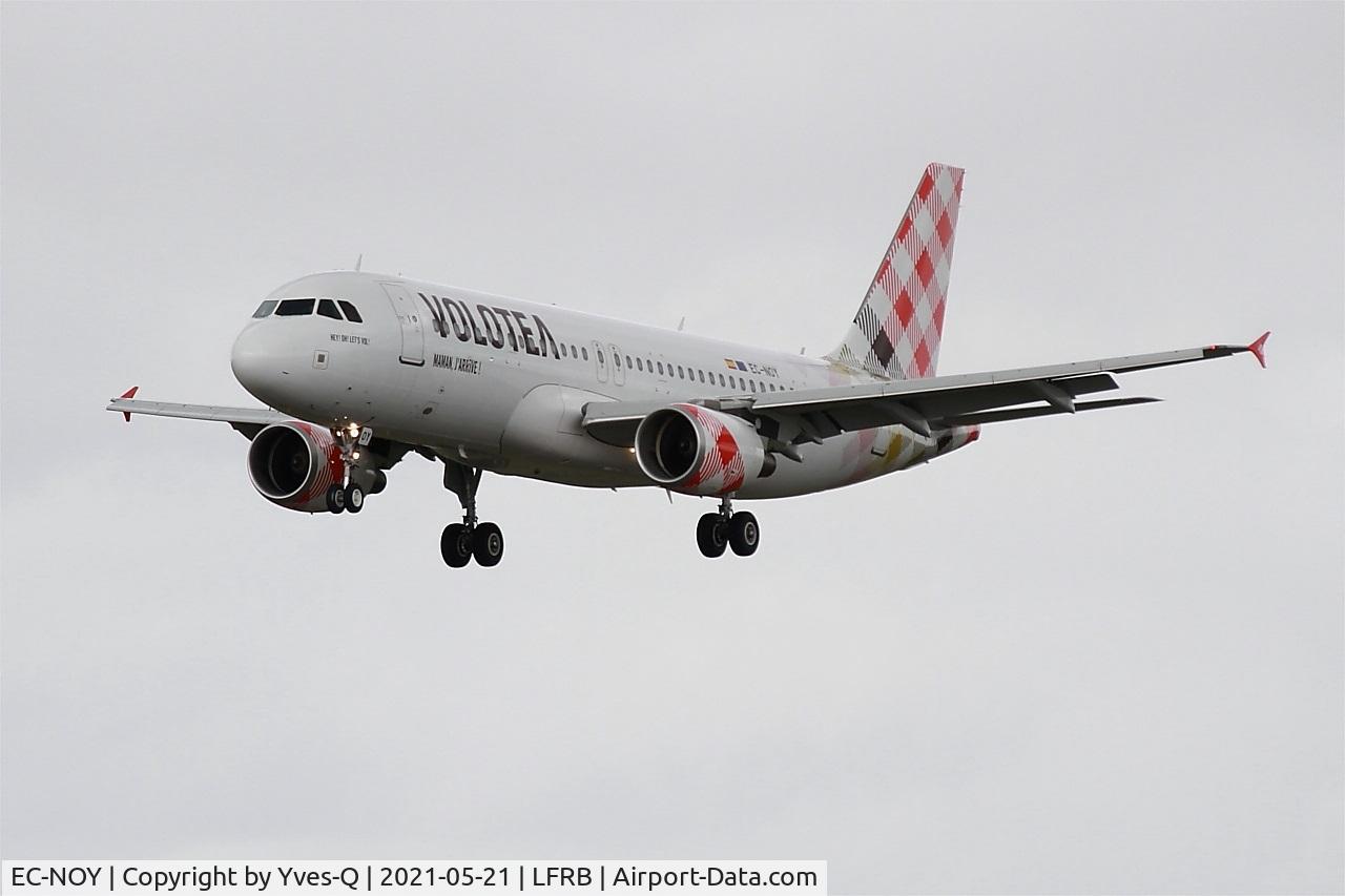 EC-NOY, 2005 Airbus A320-214 C/N 2633, Airbus 320-214, Short approach rwy 25L, Brest-Bretagne airport (LFRB-BES)