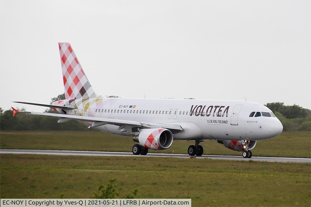 EC-NOY, 2005 Airbus A320-214 C/N 2633, Airbus 320-214, Taxiing rwy 25L, Brest-Bretagne airport (LFRB-BES)