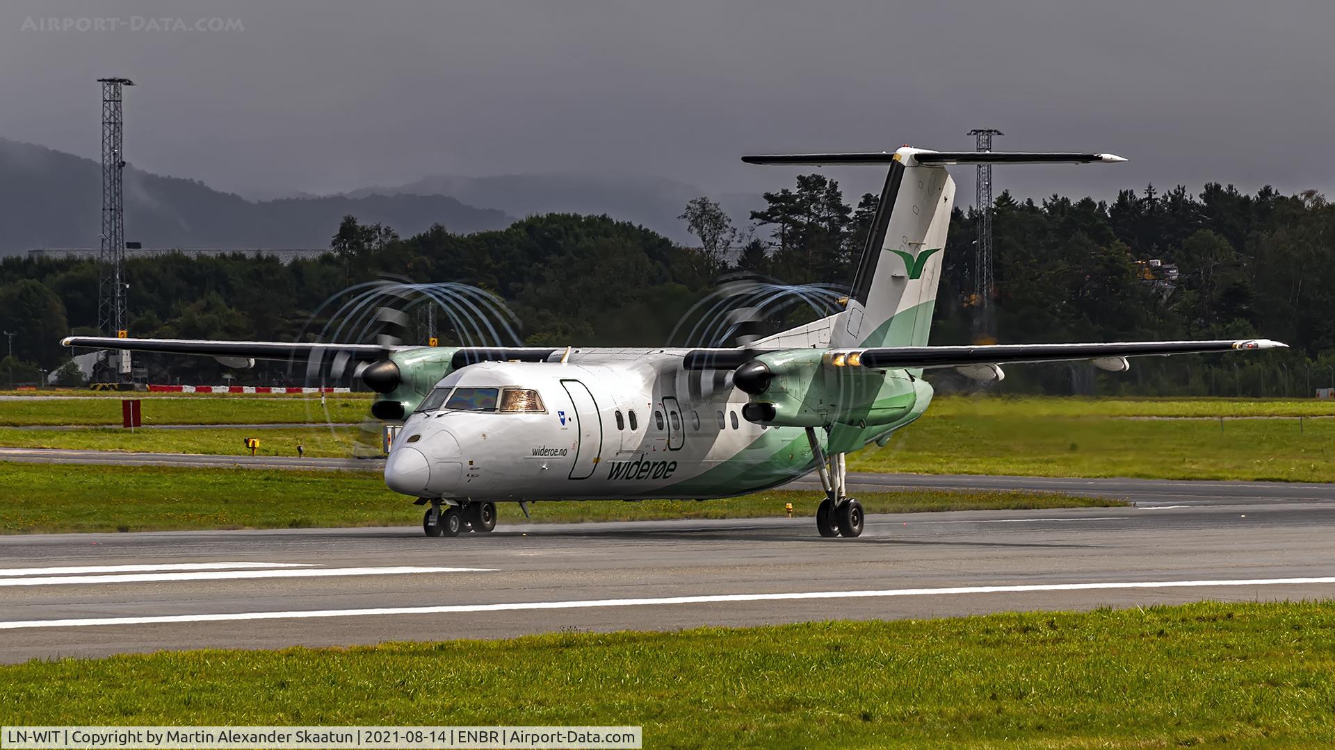 LN-WIT, 1991 De Havilland Canada DHC-8-103A Dash 8 C/N 310, Taking off rwy. 35.