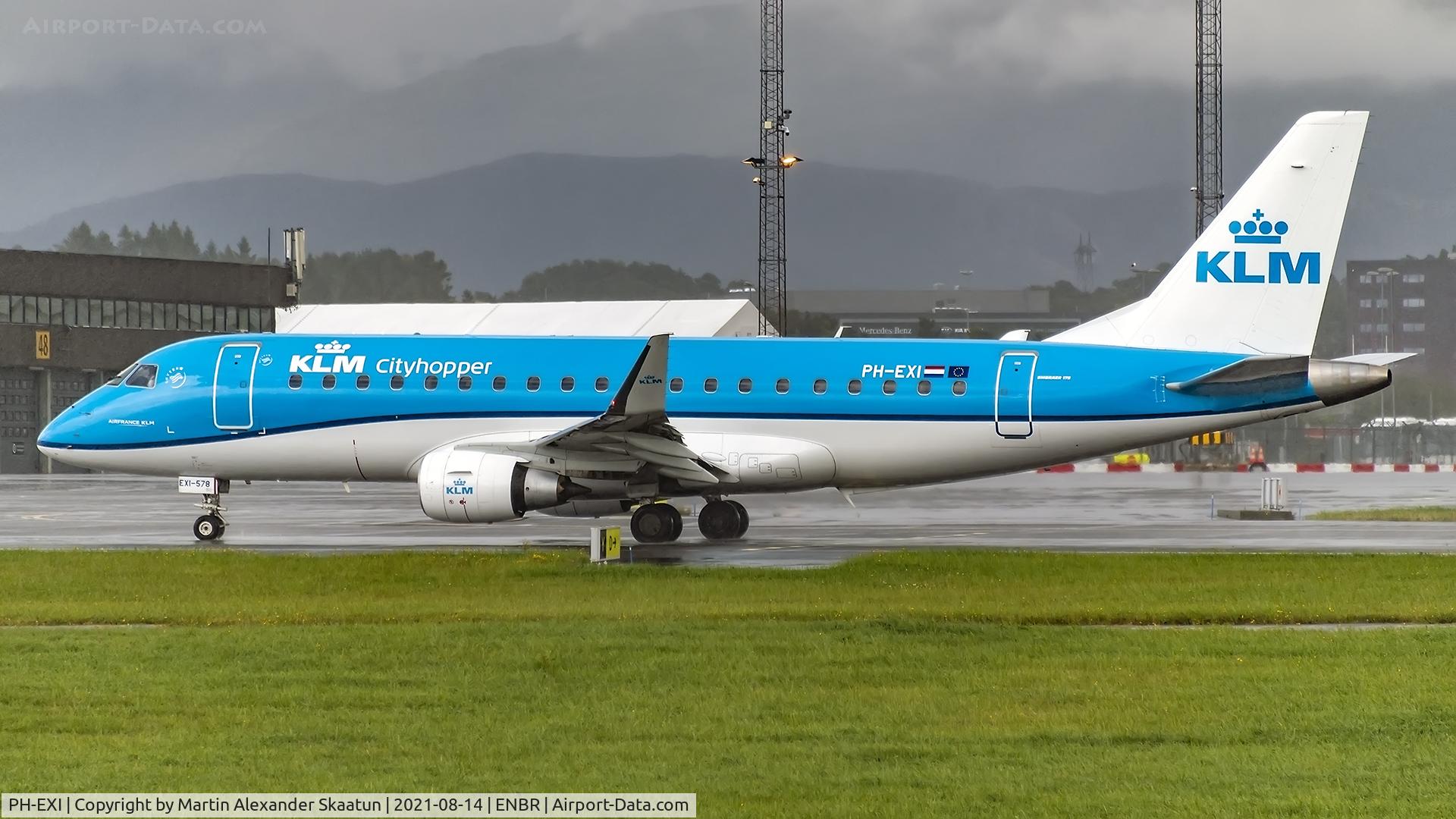 PH-EXI, 2016 Embraer 175STD (ERJ-170-200) C/N 17000578, Taxying for rwy. 17 for departure.