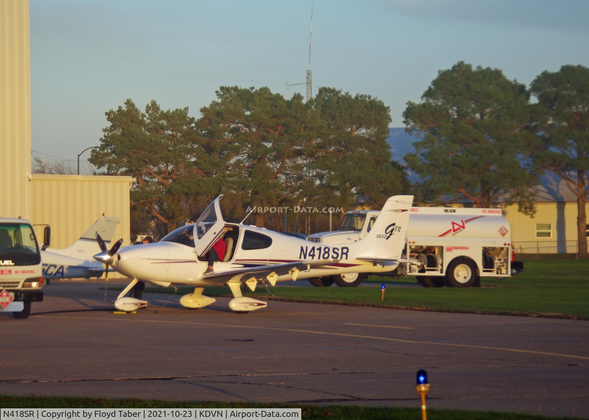N418SR, 2007 Cirrus SR22 C/N 2549, Getting fueled at the Carver Aero Ramp