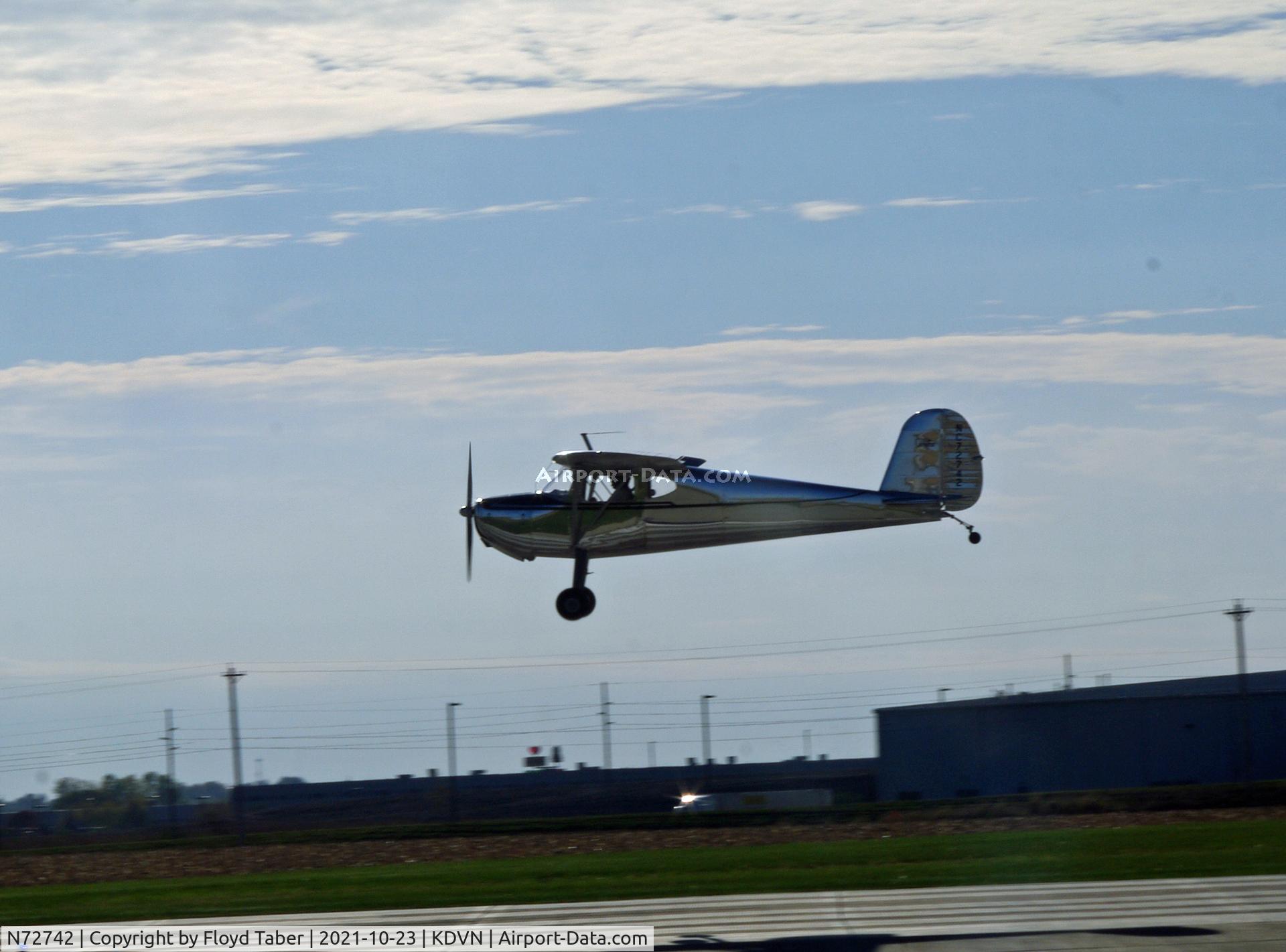N72742, 1946 Cessna 140 C/N 9921, Landing on runway 15 at Davenport
