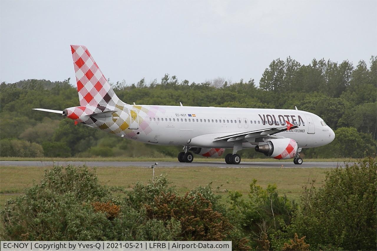 EC-NOY, 2005 Airbus A320-214 C/N 2633, Airbus 320-214, Taxiing rwy 25L, Brest-Bretagne airport (LFRB-BES)