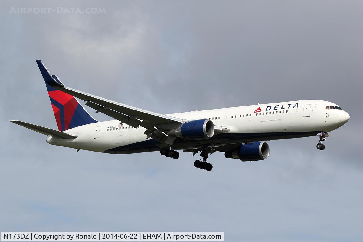 N173DZ, 1998 Boeing 767-332ER C/N 29692, at spl