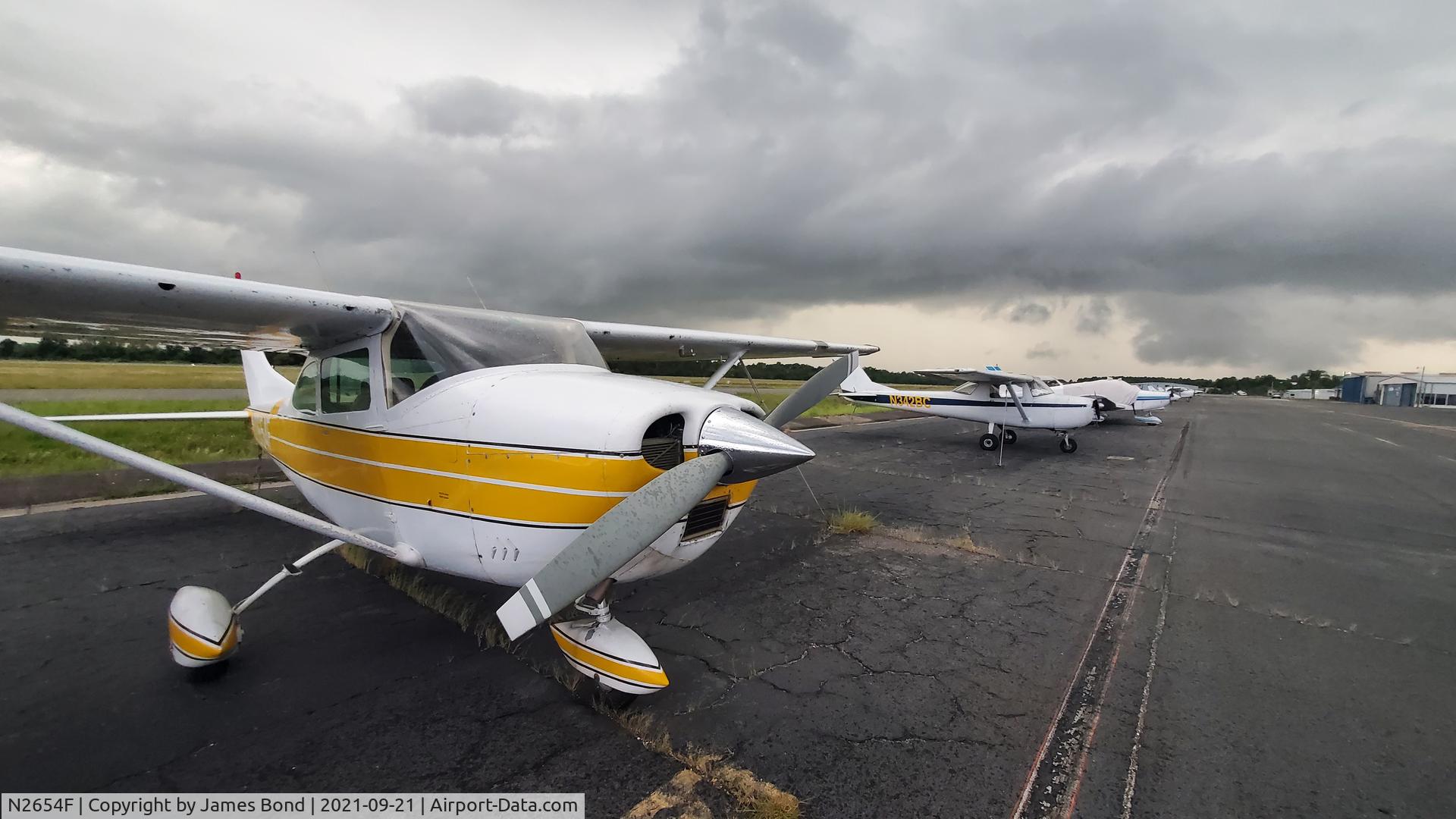 N2654F, 1966 Cessna 182J Skylane C/N 182-56754, Parked At KLEE