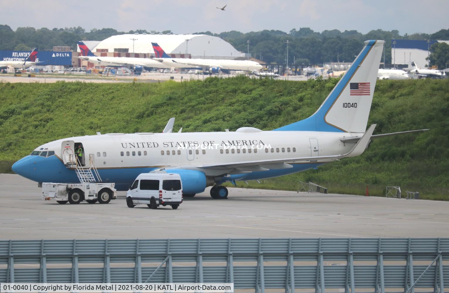 01-0040, 2000 Boeing C-40B (737-7DM BBJ) C/N 29971, C-40B
