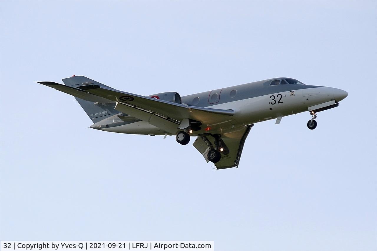 32, 1974 Dassault Falcon 10MER C/N 32, Dassault Falcon 10 MER, Short approach rwy 07, Landivisiau Naval Air Base (LFRJ)