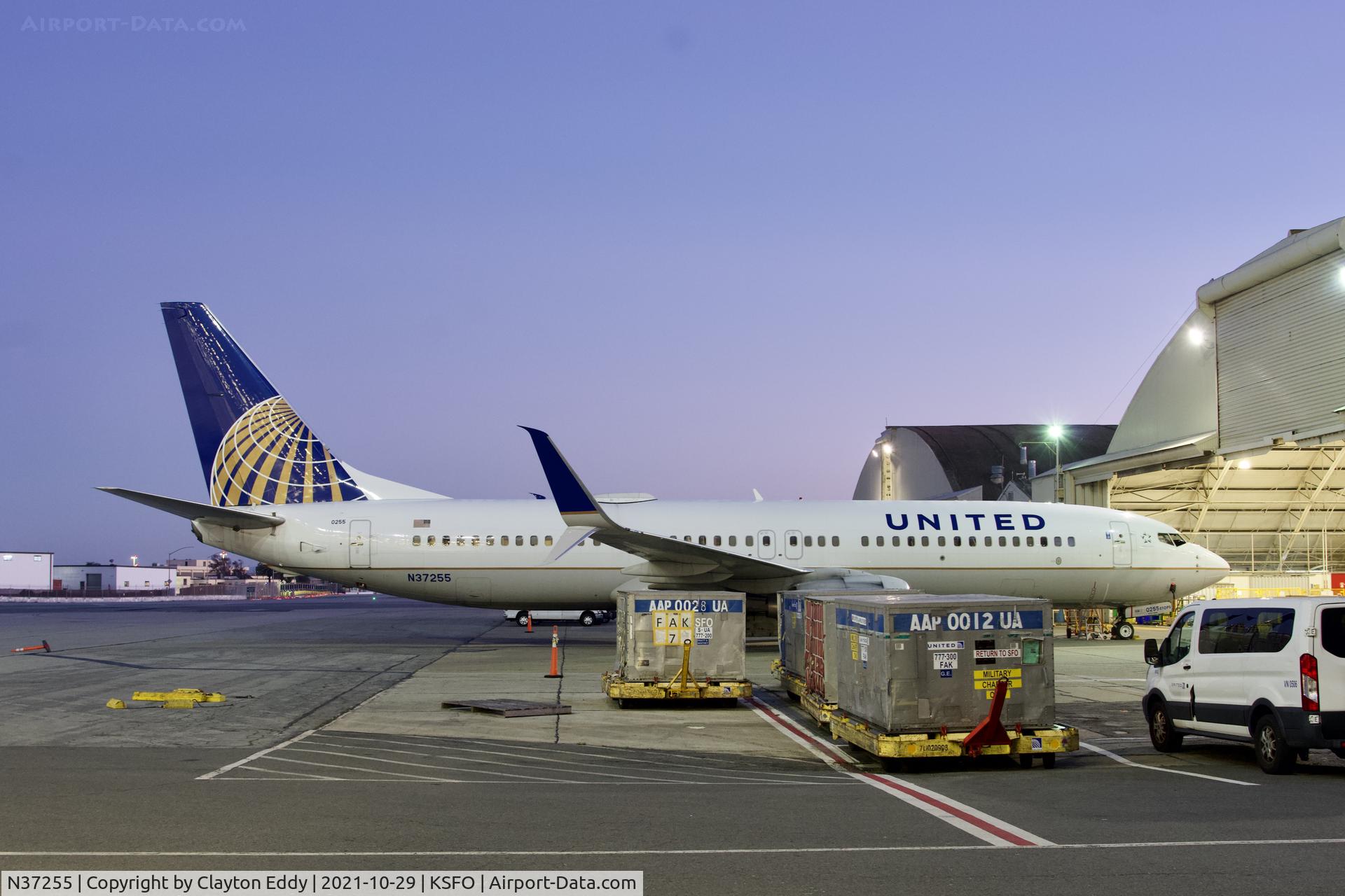 N37255, 2000 Boeing 737-824 C/N 30610, SFO 2021.