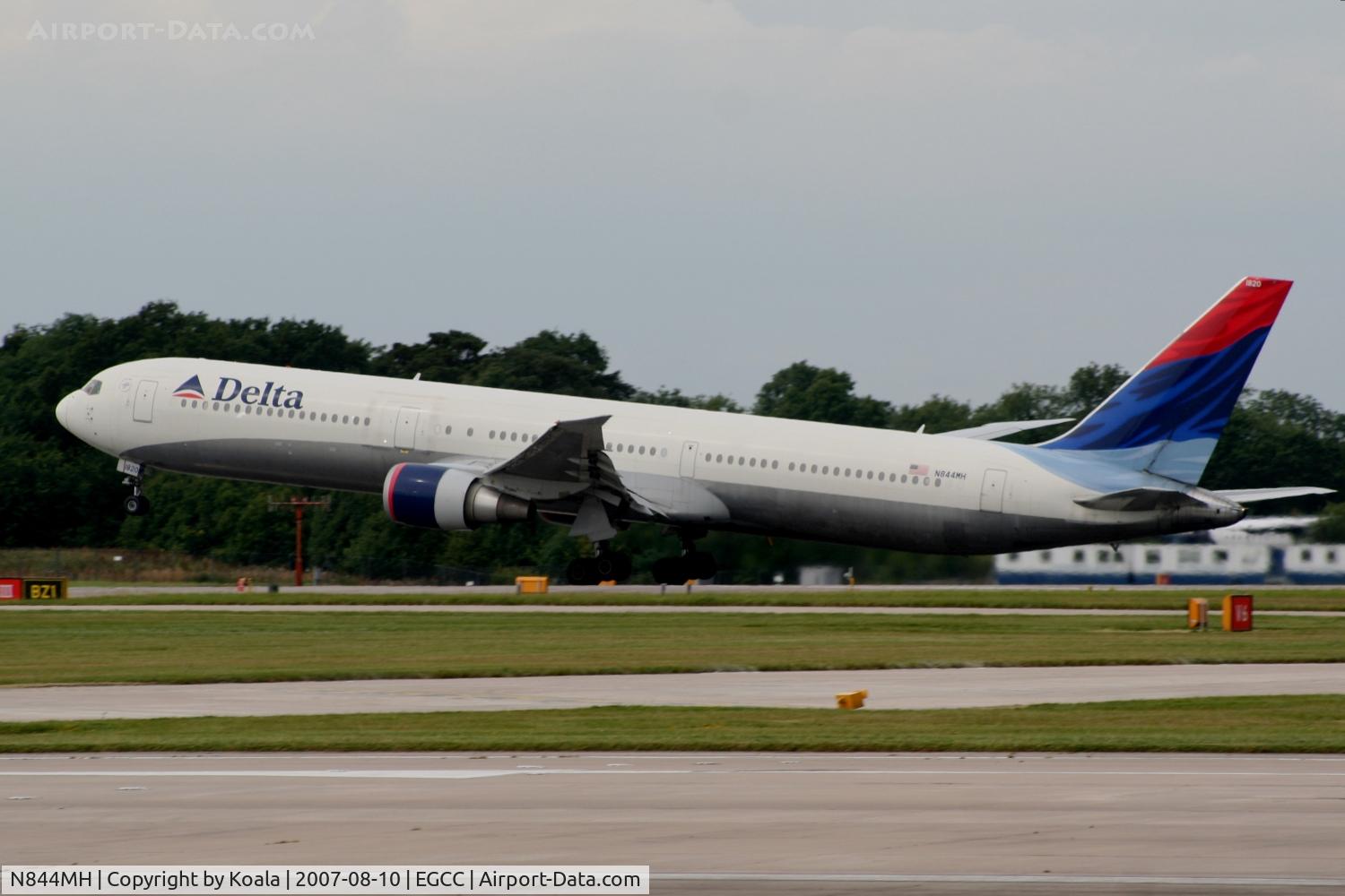 N844MH, 2002 Boeing 767-432/ER C/N 29717, Old c/s