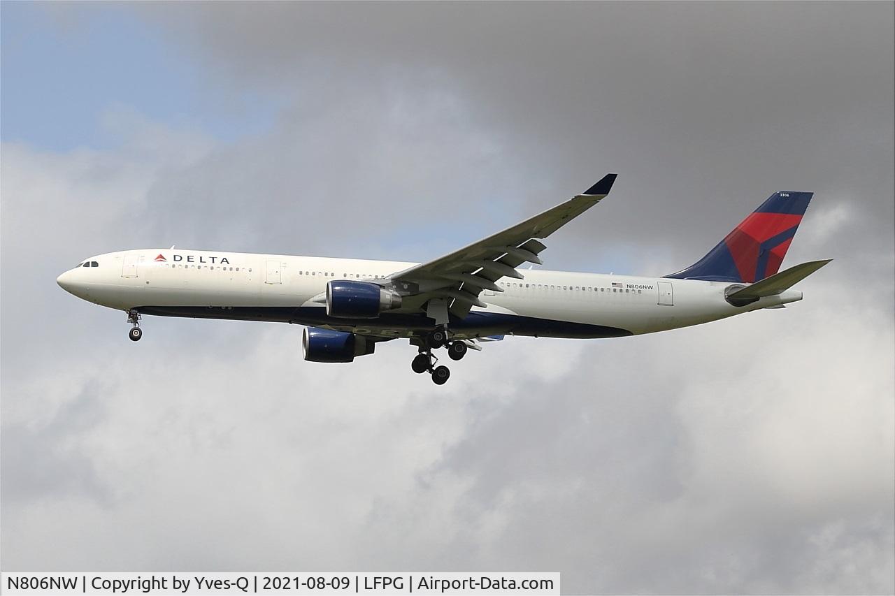 N806NW, 2004 Airbus A330-323 C/N 578, Airbus A330-323, On final Rwy 26L, Roissy Charles De Gaulle Airport (LFPG-CDG)