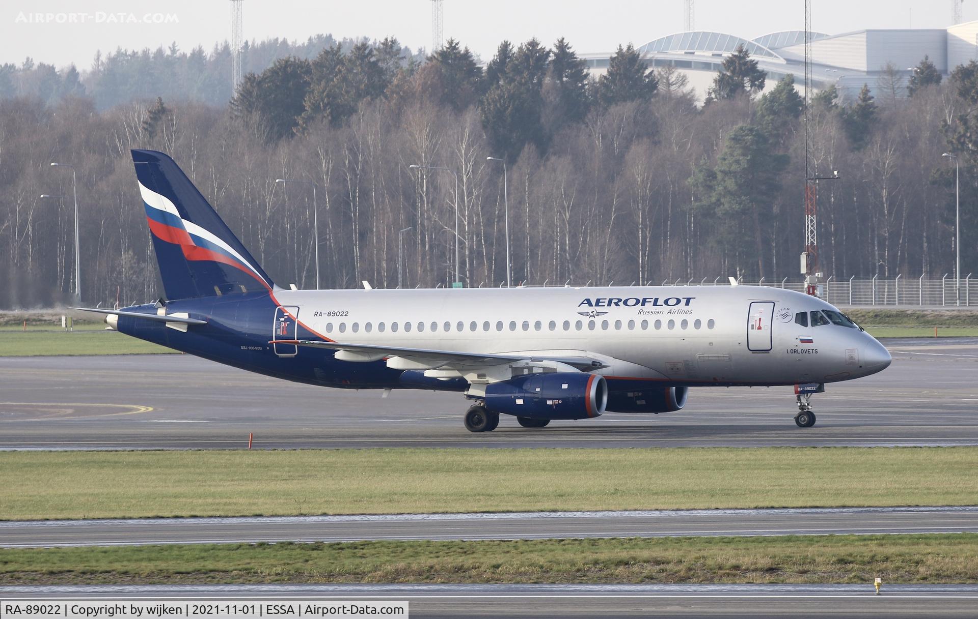 RA-89022, 2013 Sukhoi Superjet 100-95B C/N 95039, TWY W
