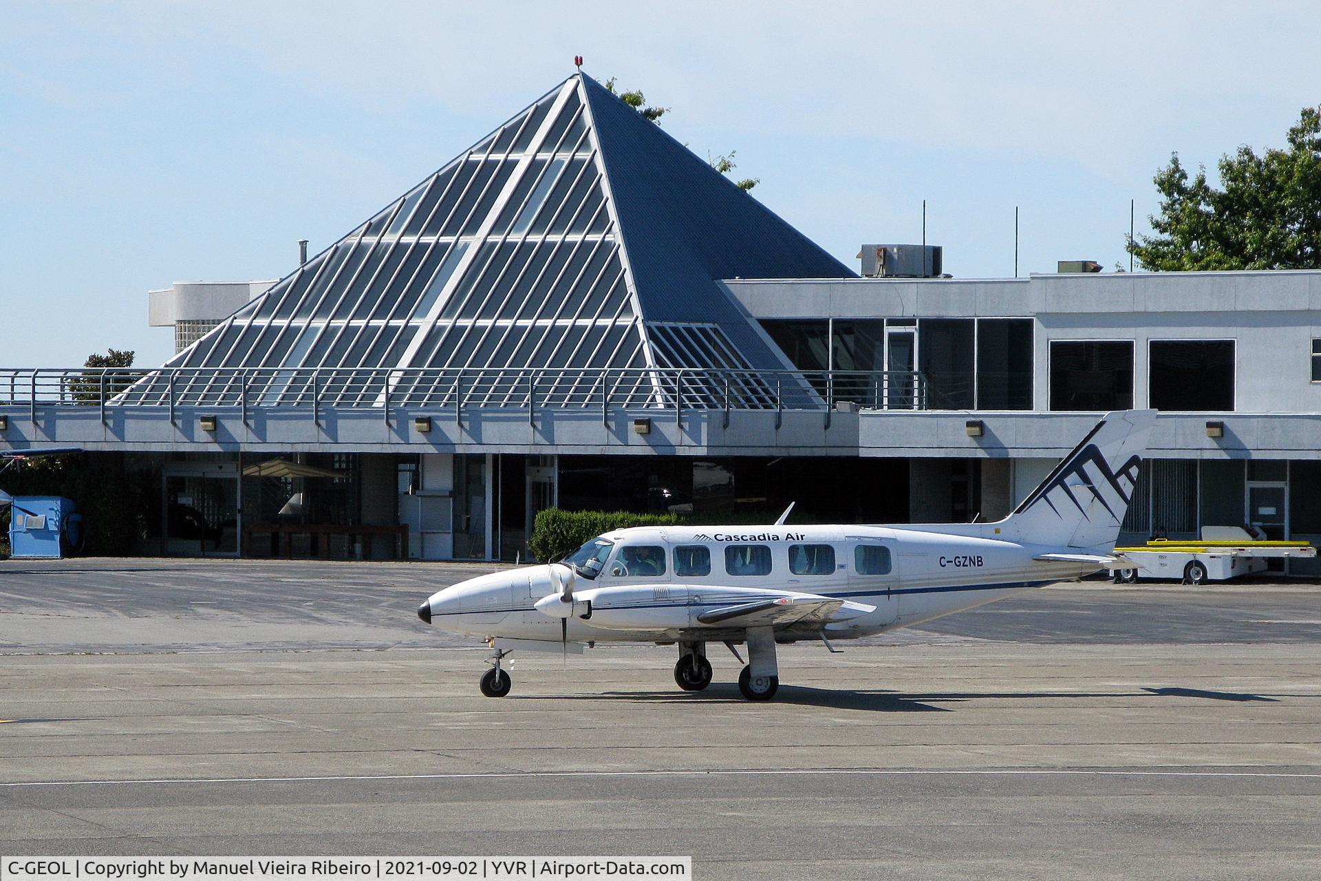 C-GEOL, 1978 Piper PA-31-350 Chieftain C/N 31-7852114, YVR South Terminal