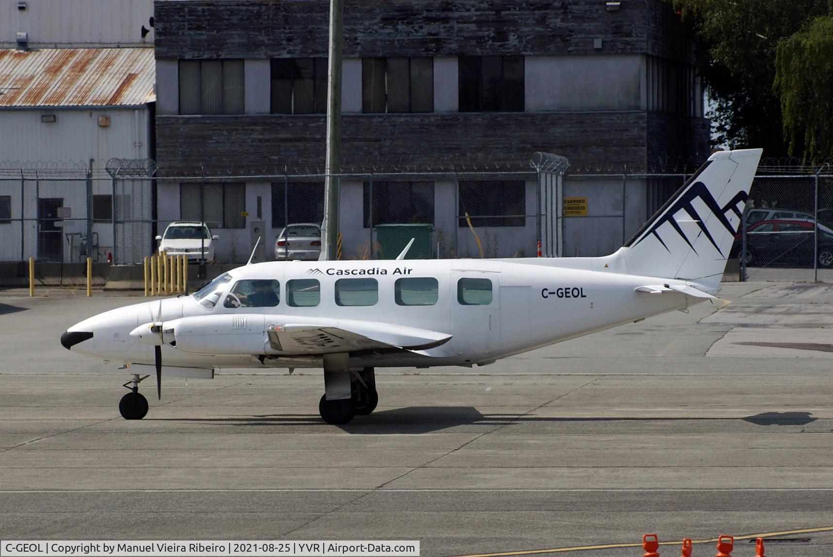 C-GEOL, 1978 Piper PA-31-350 Chieftain C/N 31-7852114, YVR South Terminal