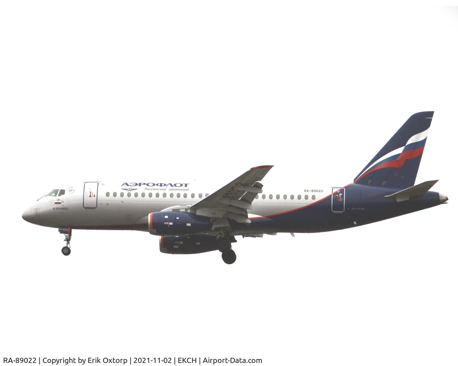 RA-89022, 2013 Sukhoi Superjet 100-95B C/N 95039, RA-89022 landing rw 22L
