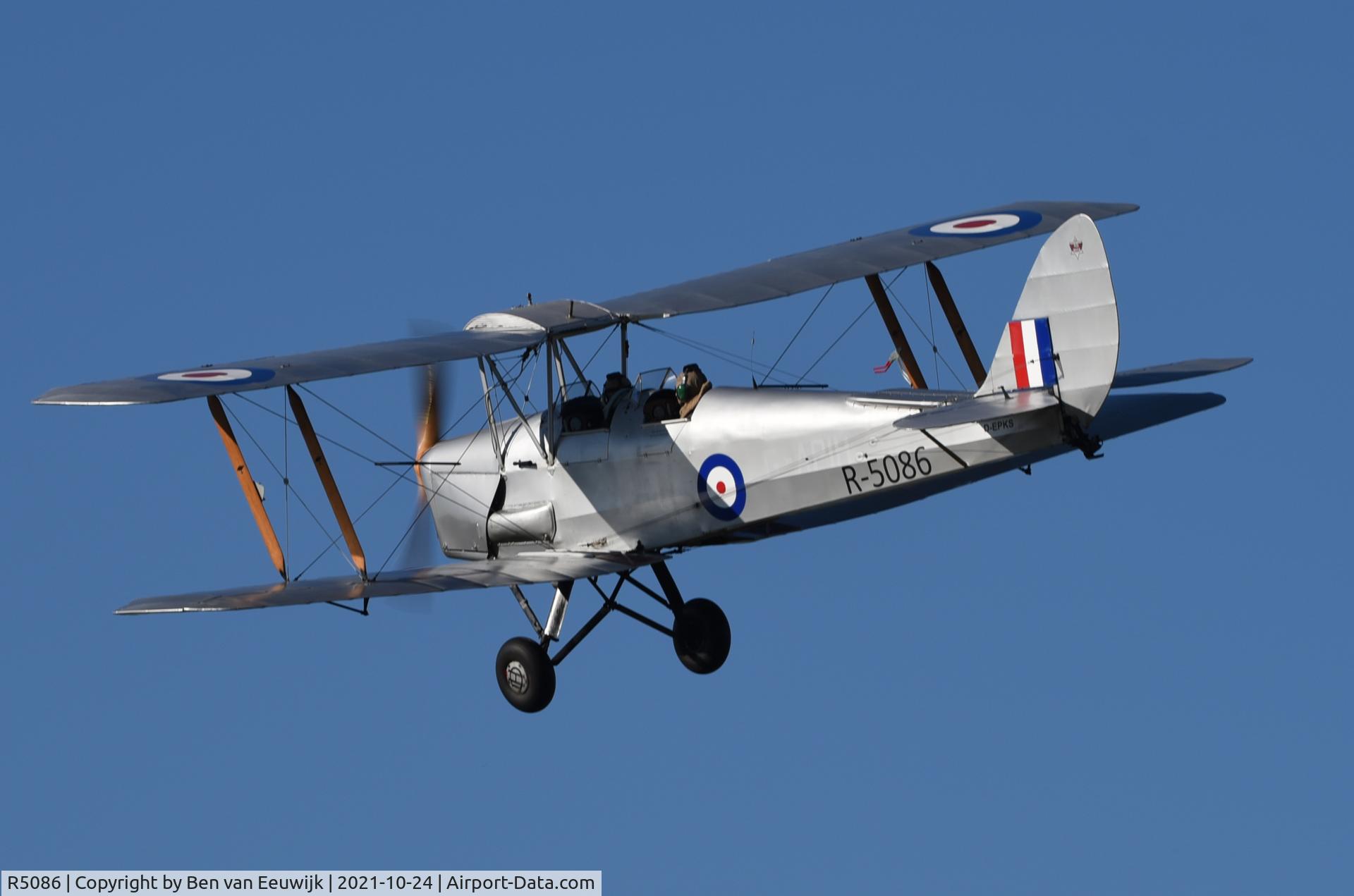 R5086, 1939 De Havilland DH-82A Tiger Moth II C/N 82981, Photo taken at Breda International Airport (Seppe), the Netherlands.