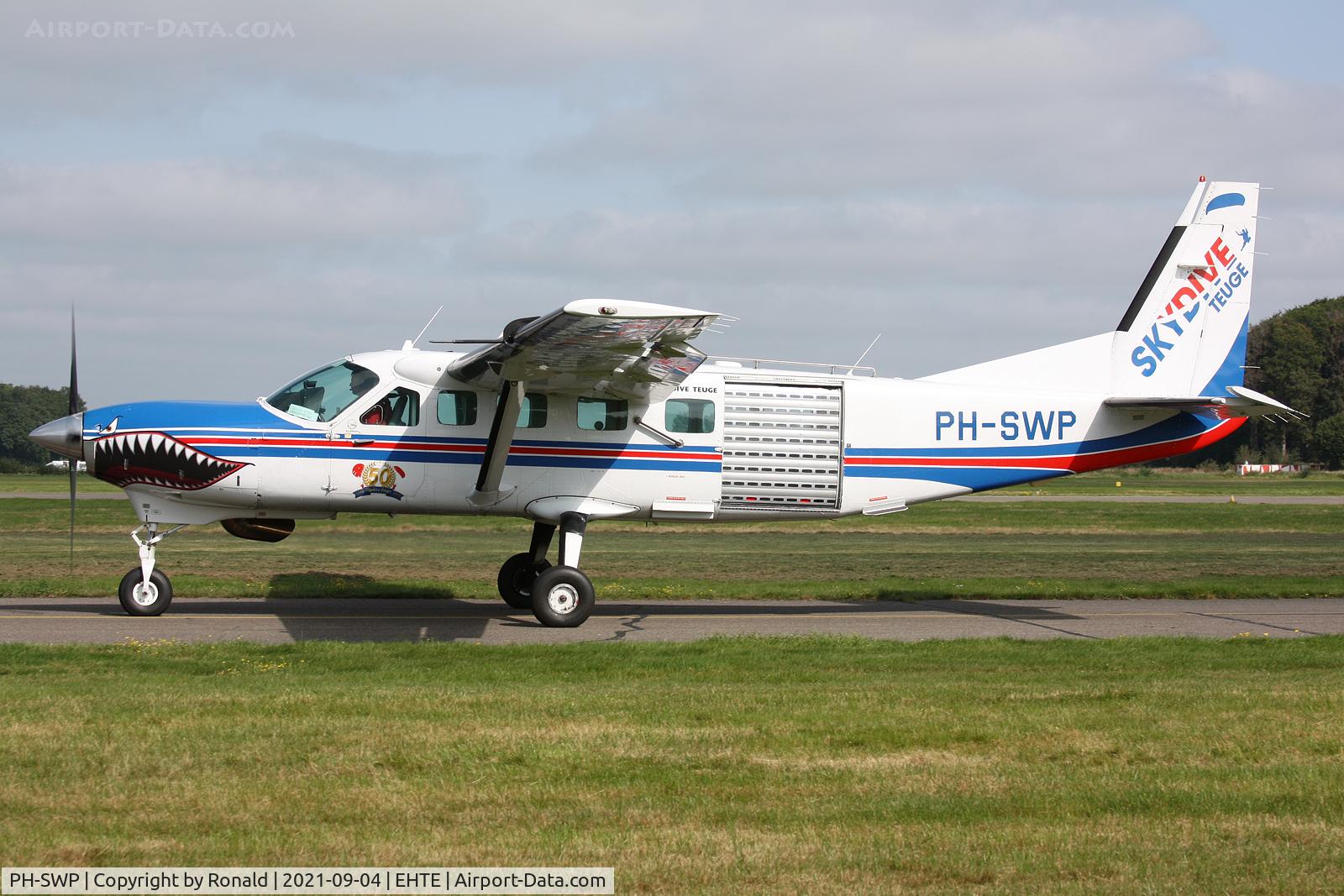 PH-SWP, 2005 Cessna 208B Super Cargomaster C/N 208B1124, at teuge