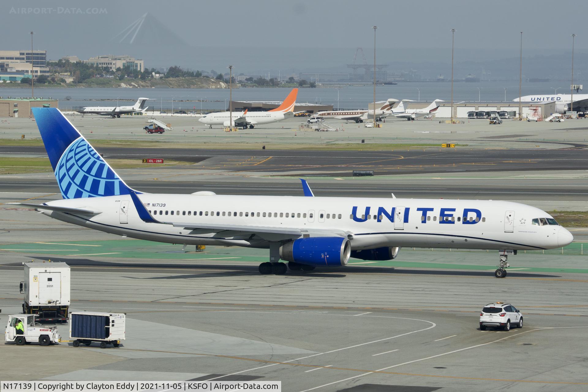 N17139, 2000 Boeing 757-224 C/N 30352, Sky Terrace SFO 2021.