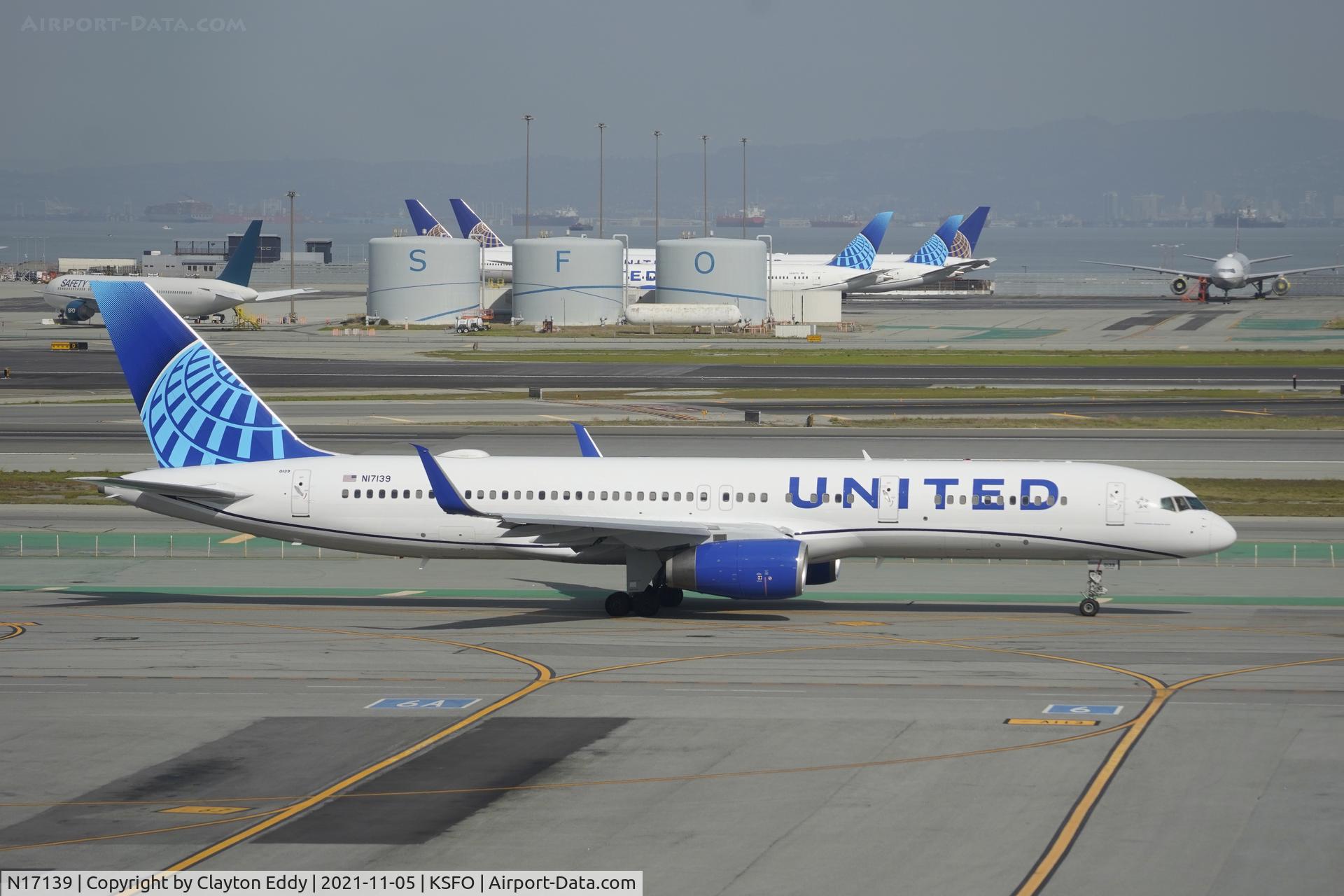 N17139, 2000 Boeing 757-224 C/N 30352, Sky Terrace SFO 2021.