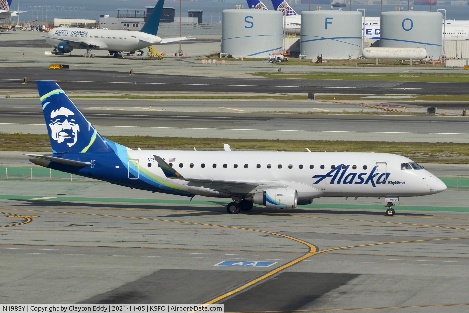 N198SY, 2018 Embraer 175LR (ERJ-170-200LR) C/N 17000724, Sky Terrace SFO 2021.