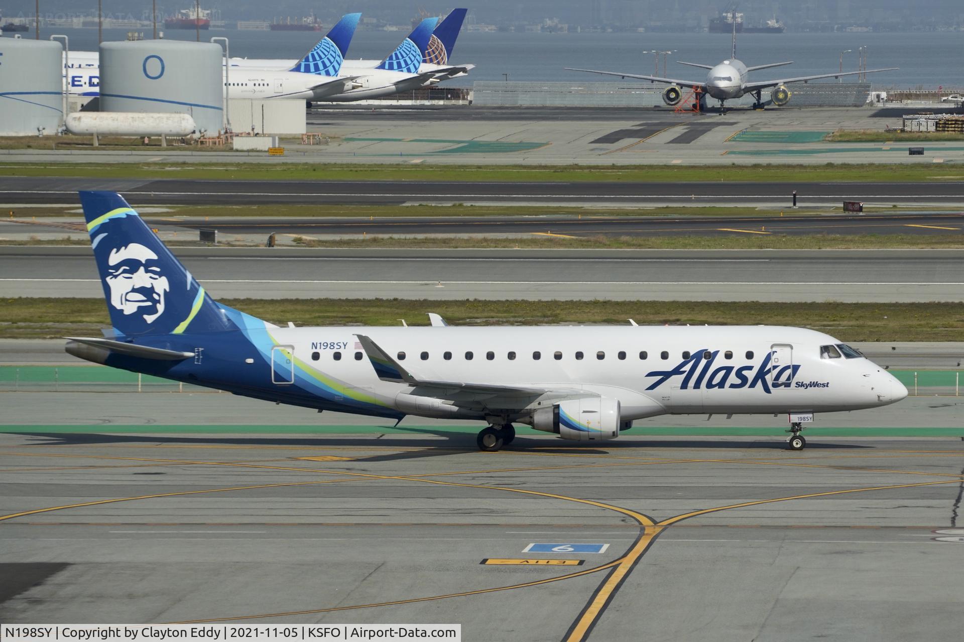 N198SY, 2018 Embraer 175LR (ERJ-170-200LR) C/N 17000724, Sky Terrace SFO 2021.