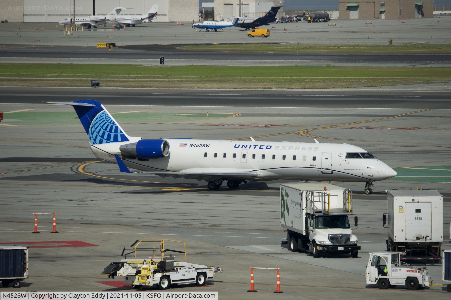 N452SW, 2002 Bombardier CRJ-200ER (CL-600-2B19) C/N 7716, Sky Terrace SFO 2021.