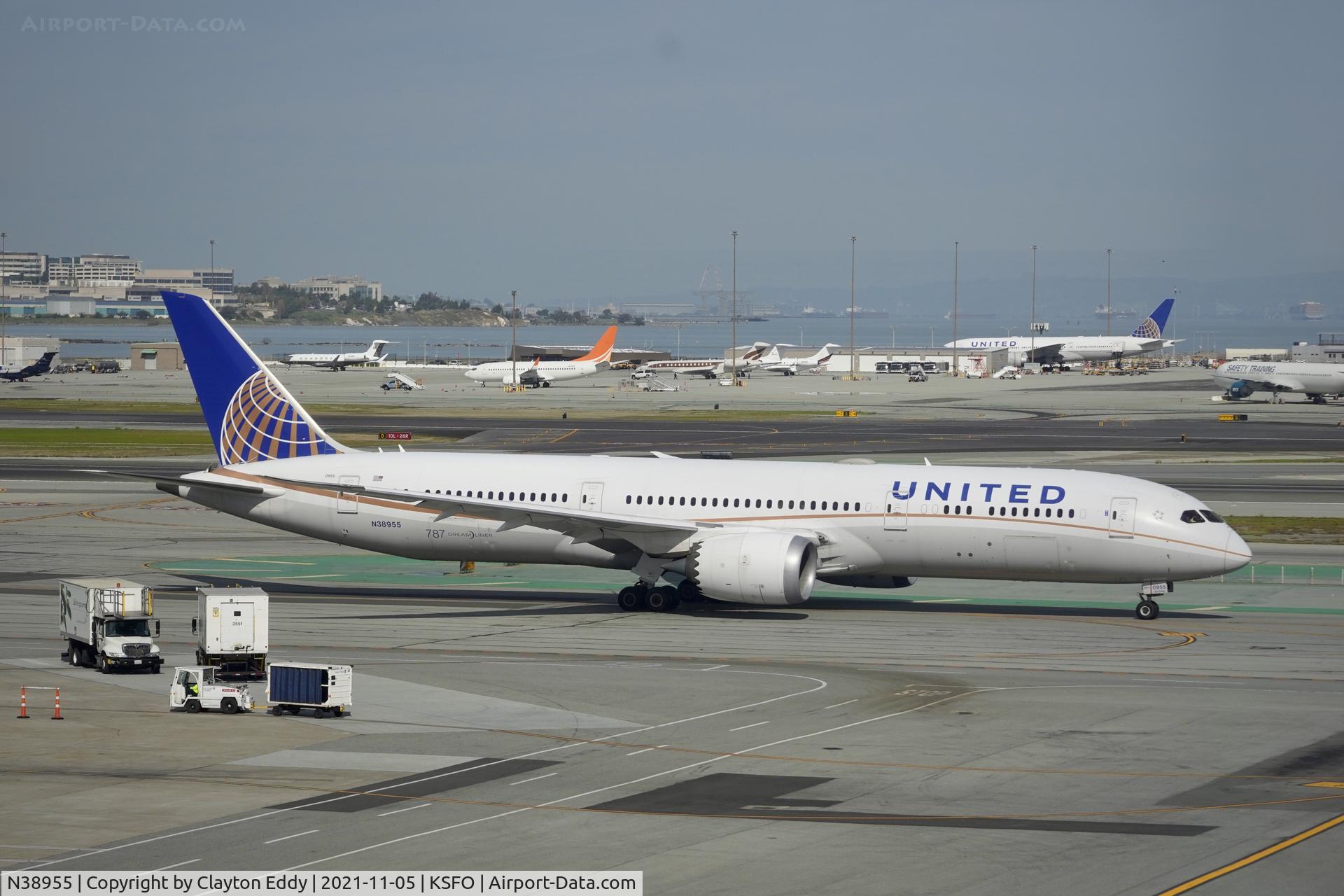 N38955, 2015 Boeing 787-9 Dreamliner C/N 37814, Sky Terrace SFO 2021.