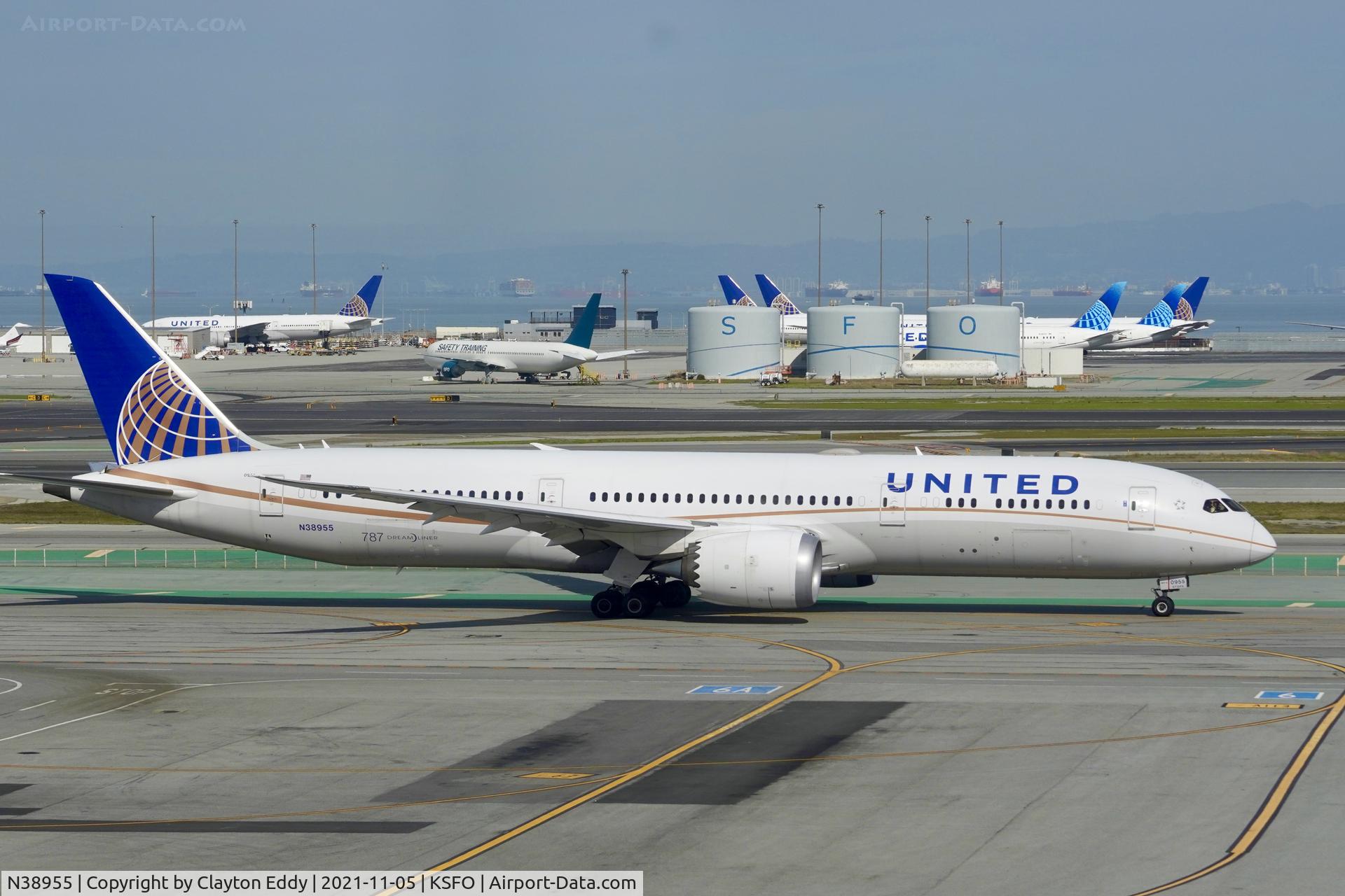 N38955, 2015 Boeing 787-9 Dreamliner C/N 37814, Sky Terrace SFO 2021.