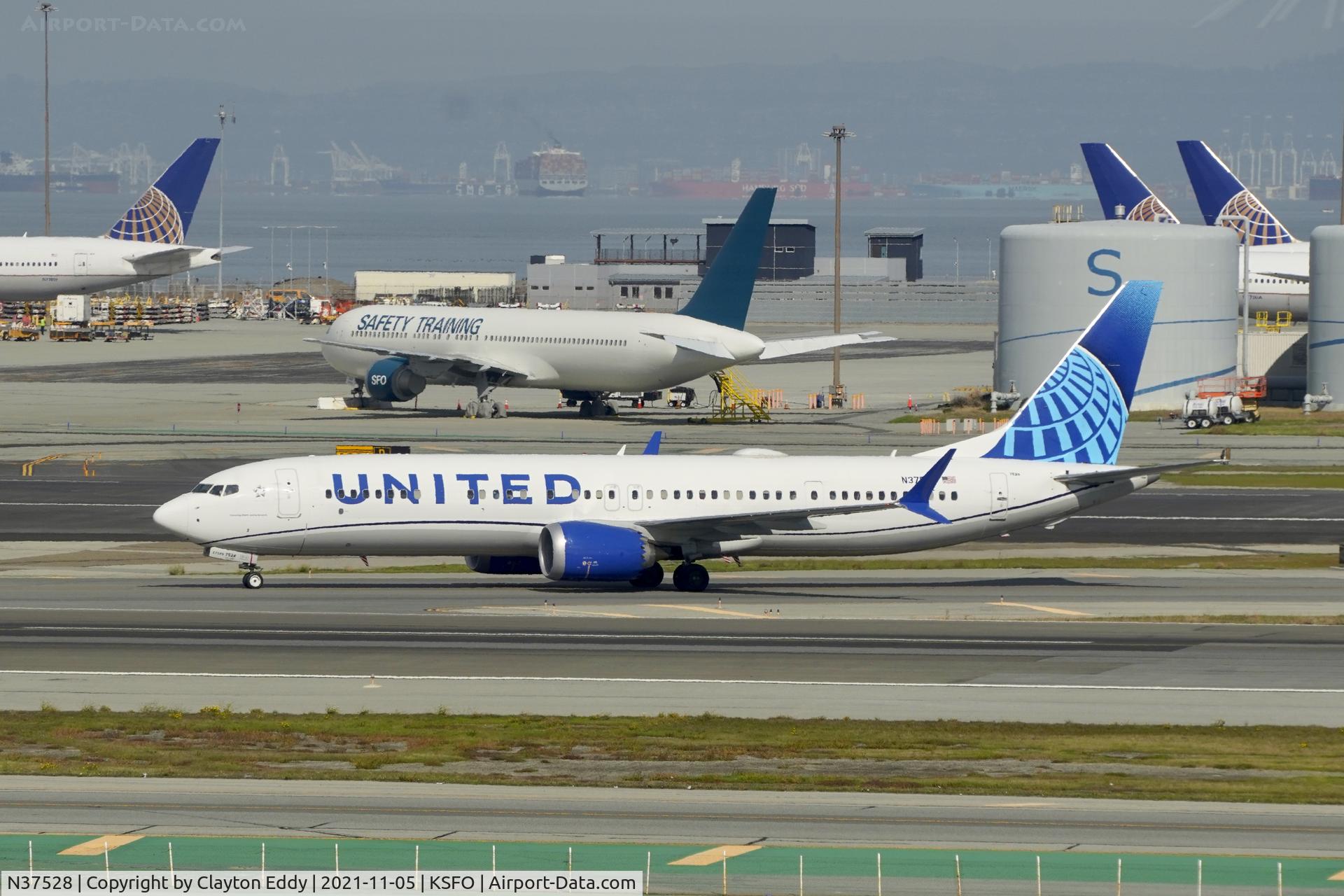 N37528, 2021 Boeing 737-9 MAX C/N 64502, Sky Terrace SFO 2021.