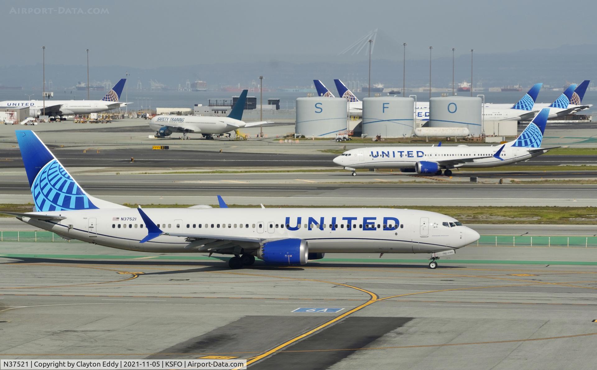 N37521, 2020 Boeing 737-9 MAX C/N 64497, Sky Terrace SFO 2021.