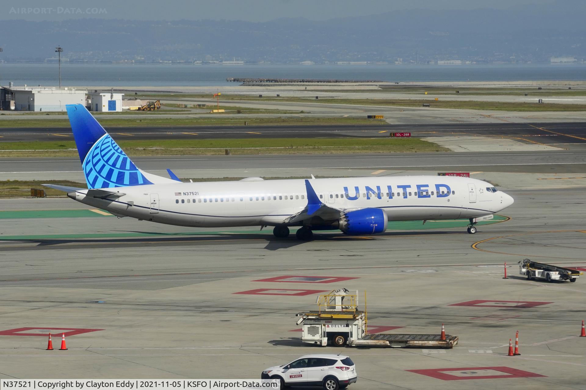 N37521, 2020 Boeing 737-9 MAX C/N 64497, Sky Terrace SFO 2021.