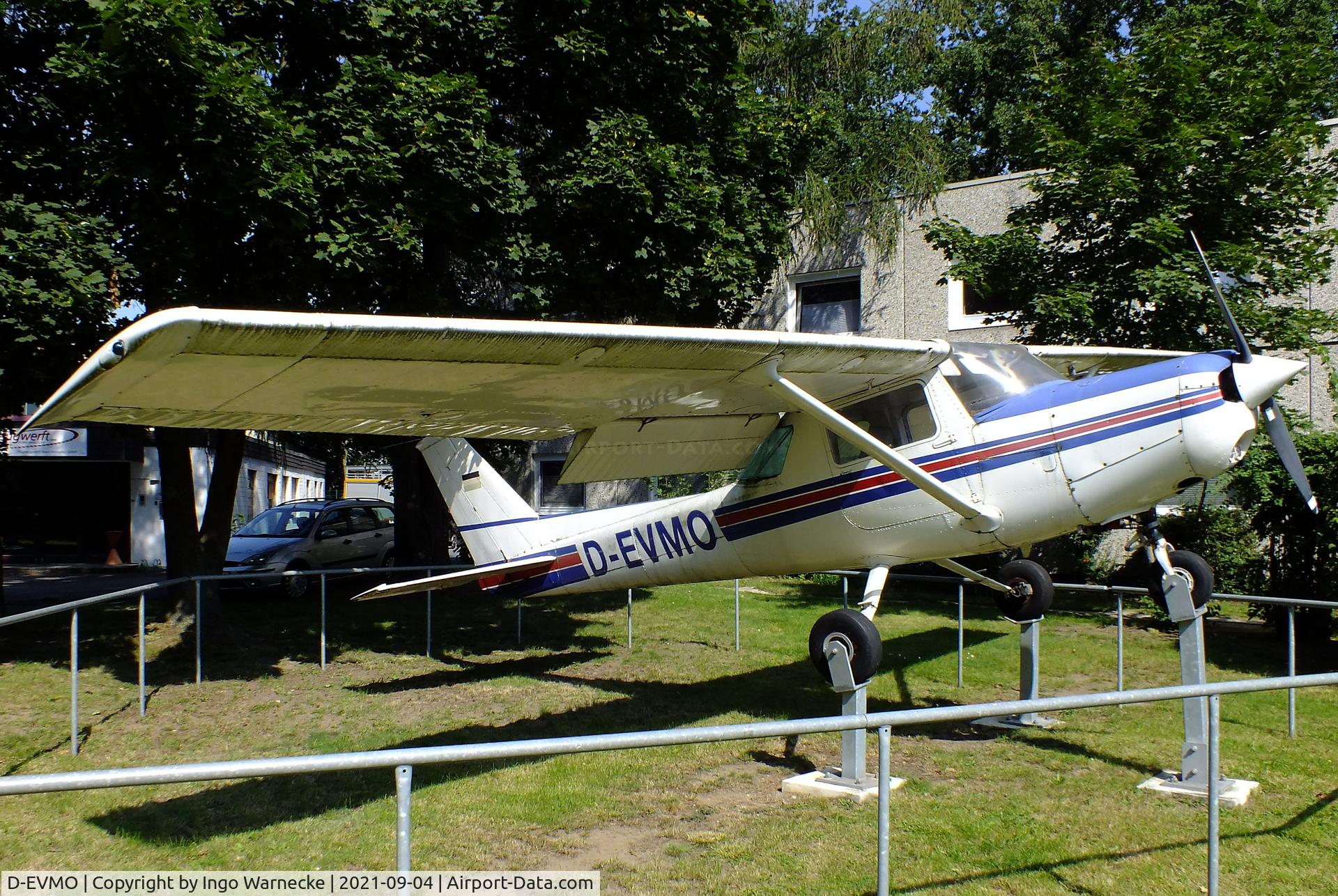 D-EVMO, 2003 Reims F152 C/N 1517, Cessna (Reims) F152 displayed at the aviation school / restaurant at Bonn-Hangelar airfield