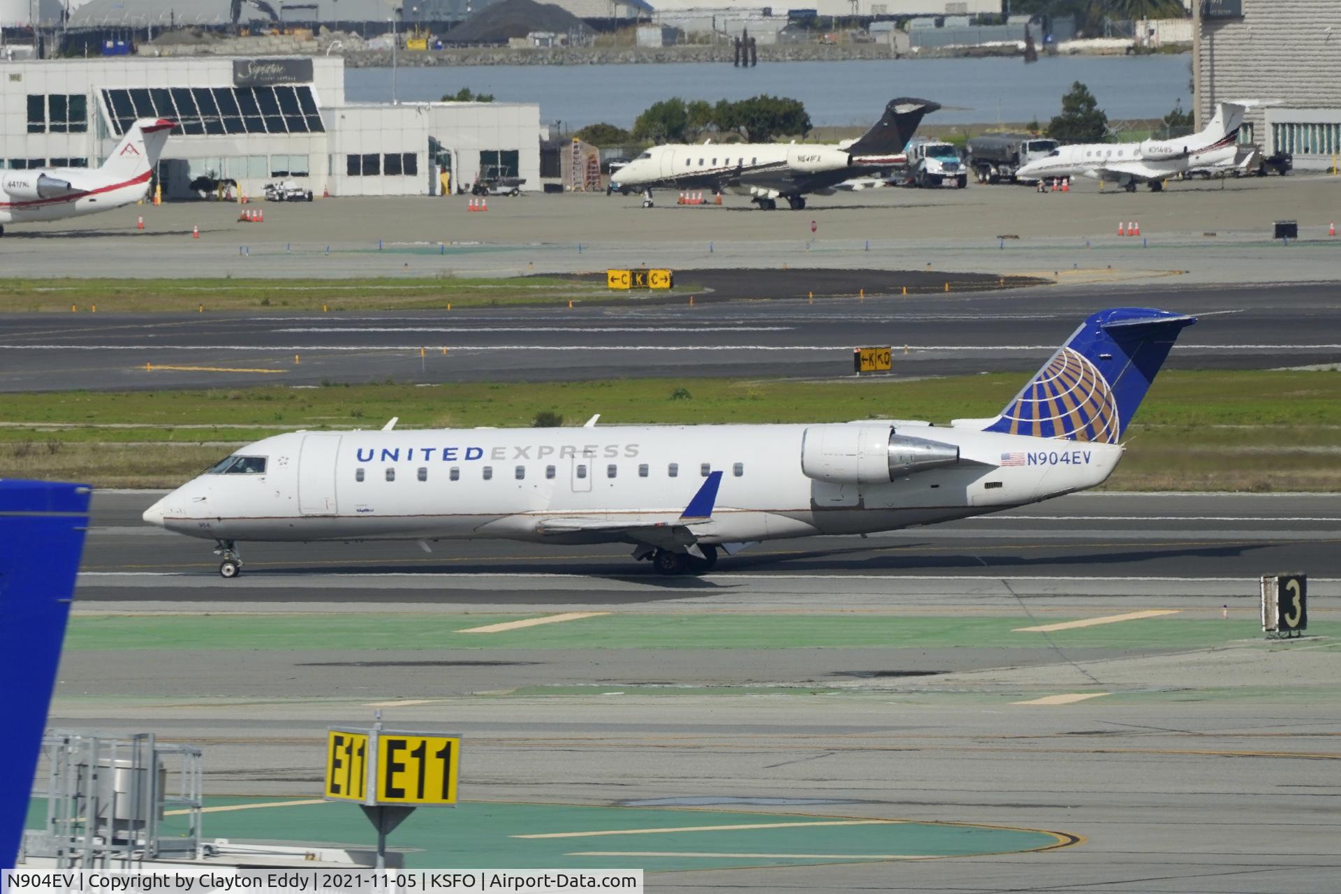 N904EV, 2002 Bombardier CRJ-200ER (CL-600-2B19) C/N 7628, Sky Terrace SFO 2021.