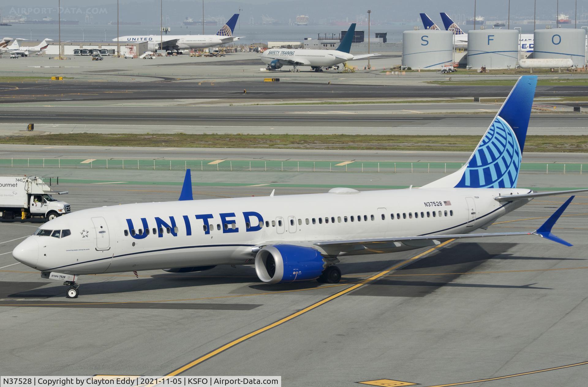 N37528, 2021 Boeing 737-9 MAX C/N 64502, Sky Terrace SFO 2021.