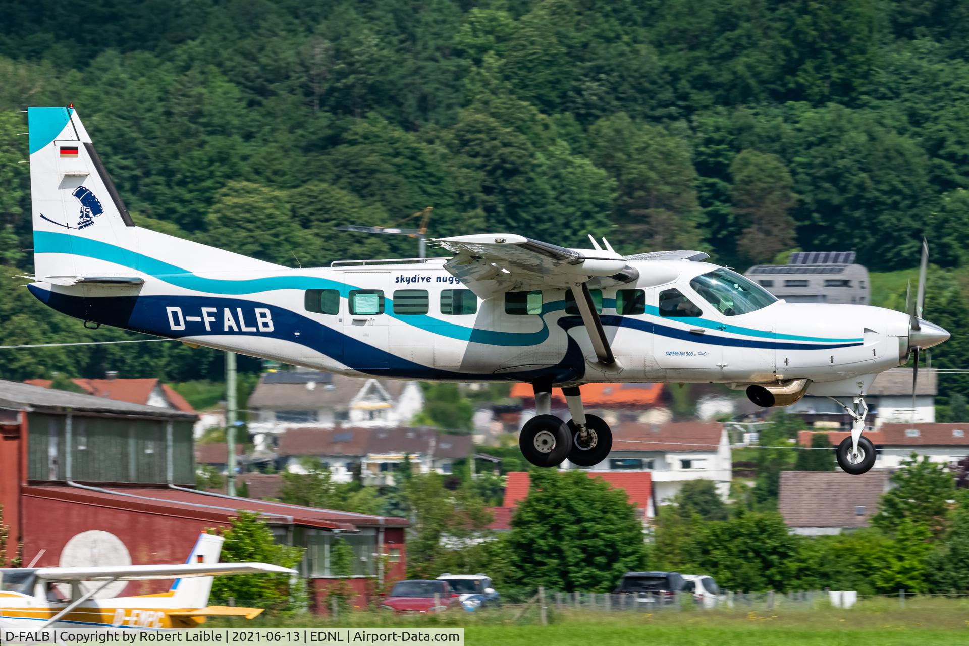 D-FALB, 1999 Cessna 208B  Grand Caravan C/N 208B0744, Landing on RW24 at EDNL airfield, after an 6000M (20000ft) Skydive drop.