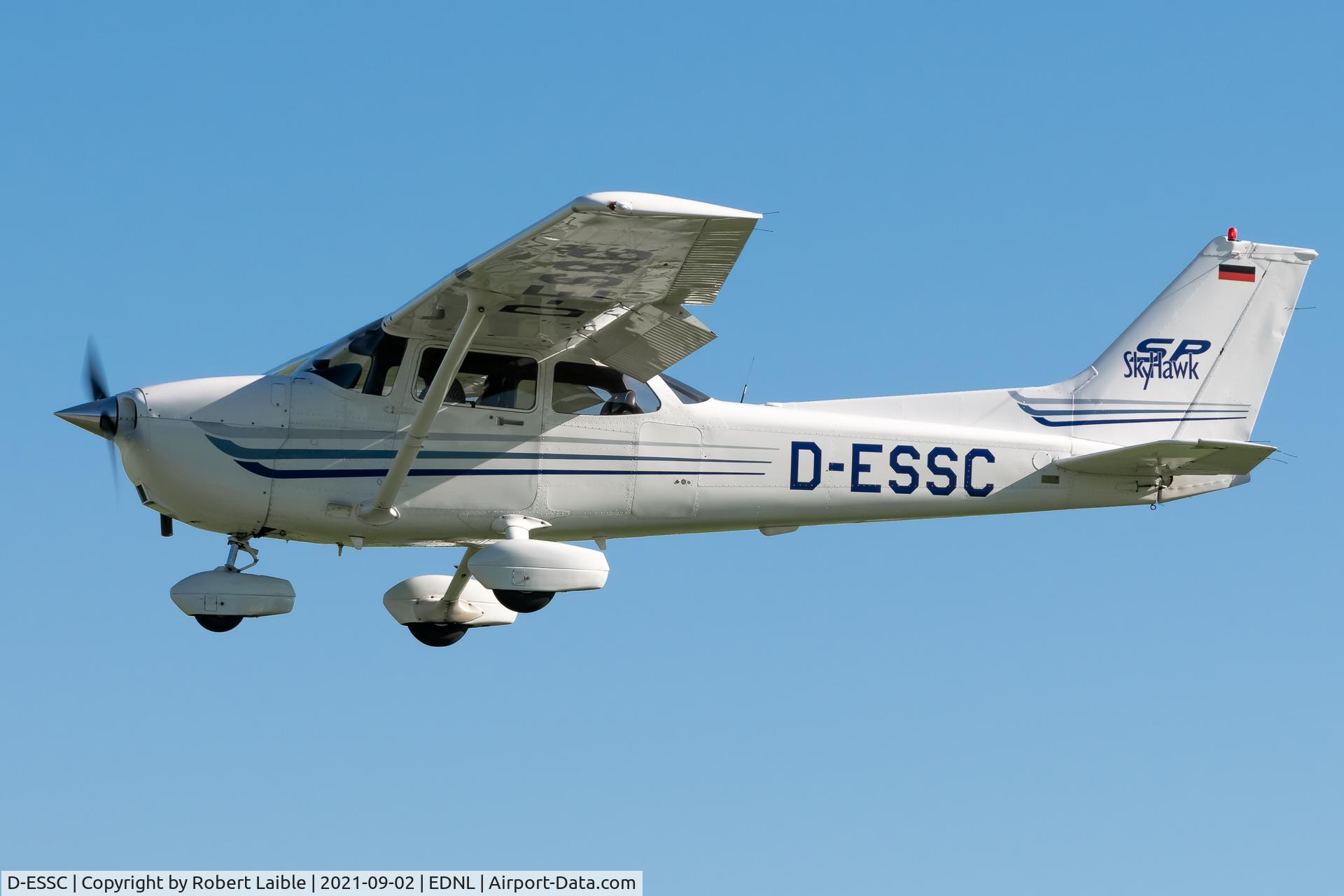 D-ESSC, Cessna 172S C/N 172S9538, Doing 7 touch and go maneuvers on that day at EDNL airfield.