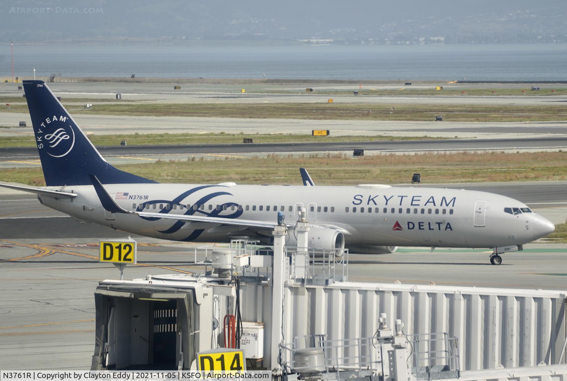 N3761R, 2001 Boeing 737-832 C/N 29628, Sky Terrace SFO 2021.
