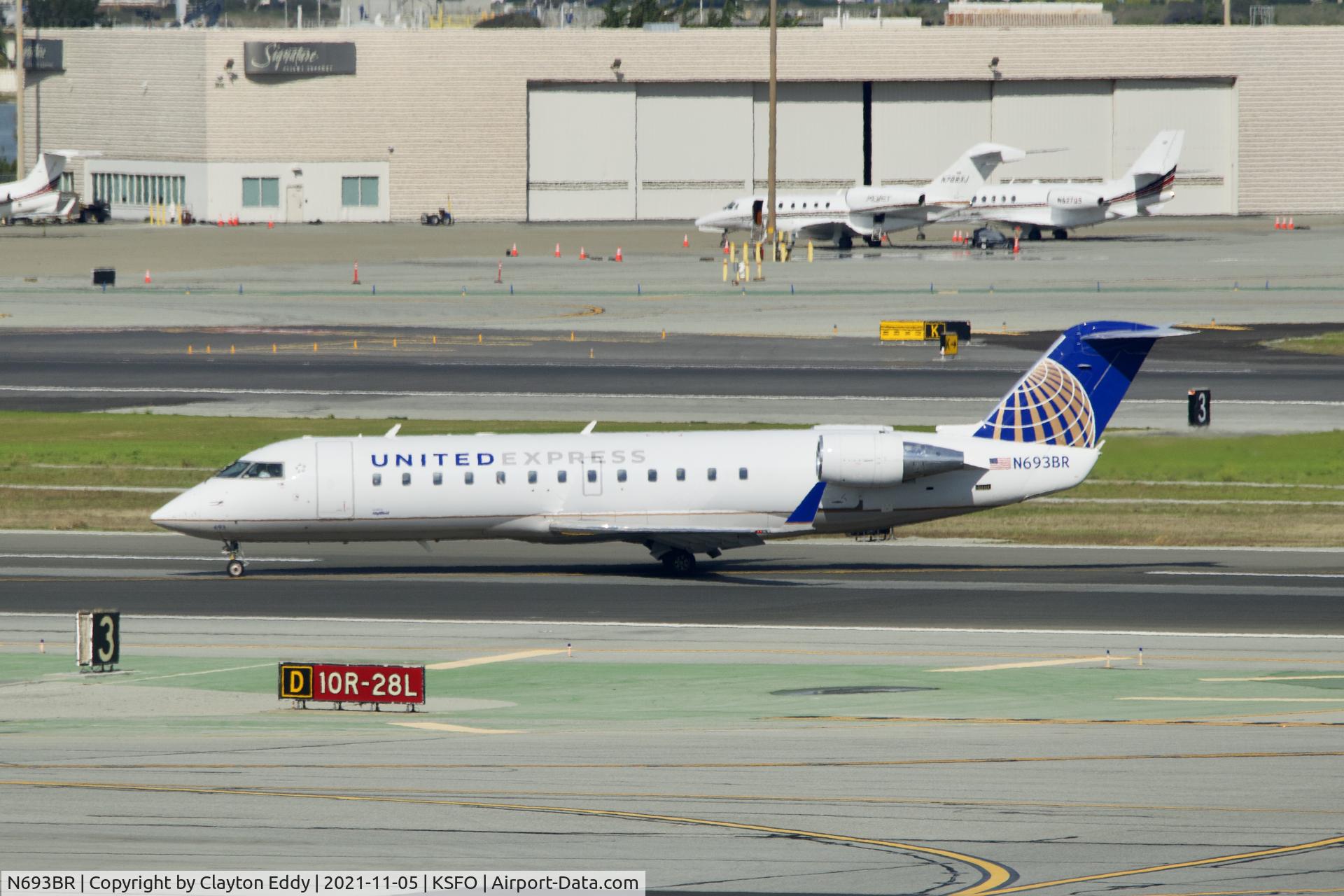 N693BR, 2003 Bombardier CRJ-200ER (CL-600-2B19) C/N 7761, Sky Terrace SFO 2021.