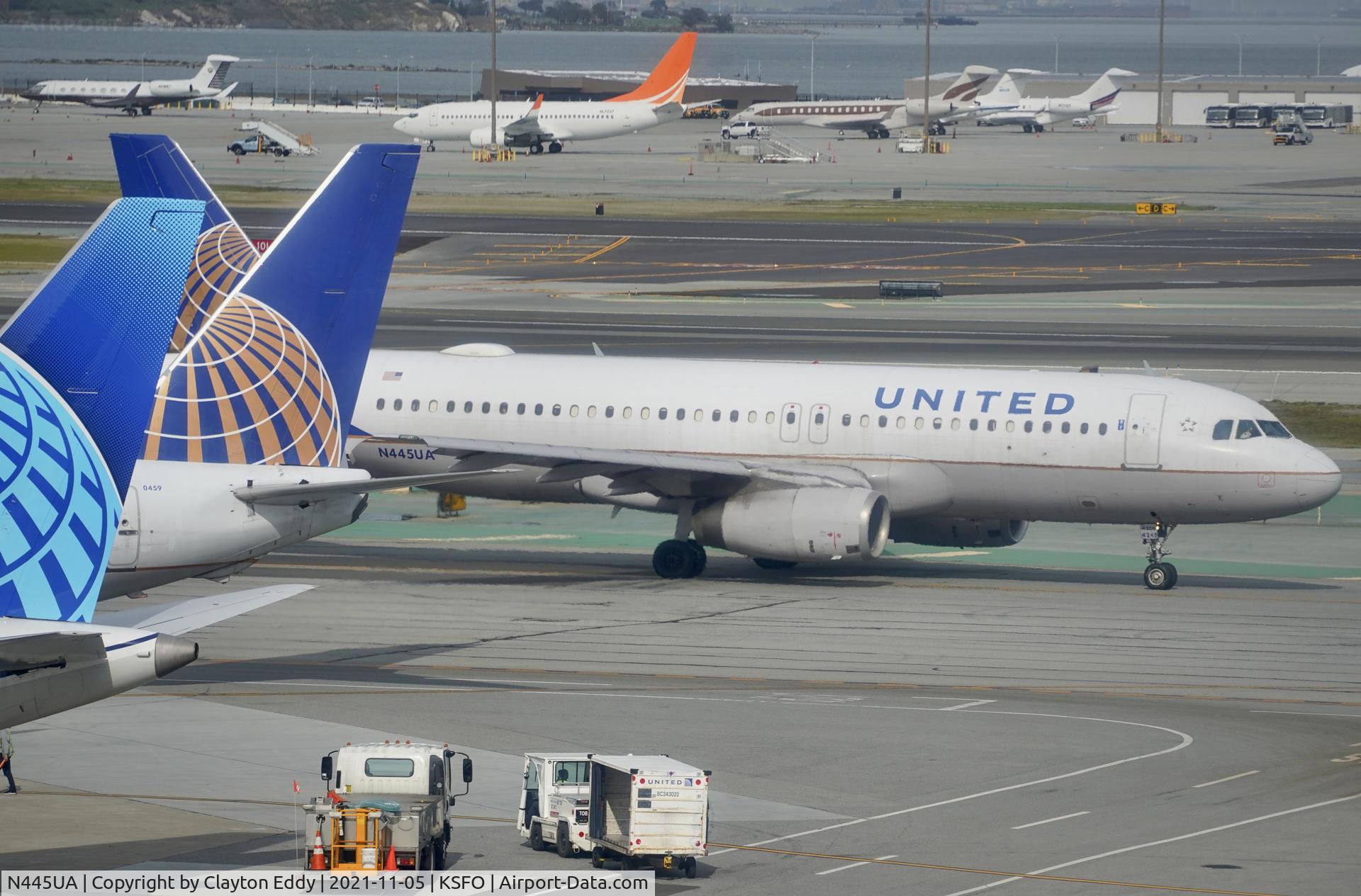 N445UA, 1998 Airbus A320-232 C/N 826, Sky Terrace SFO 2021.
