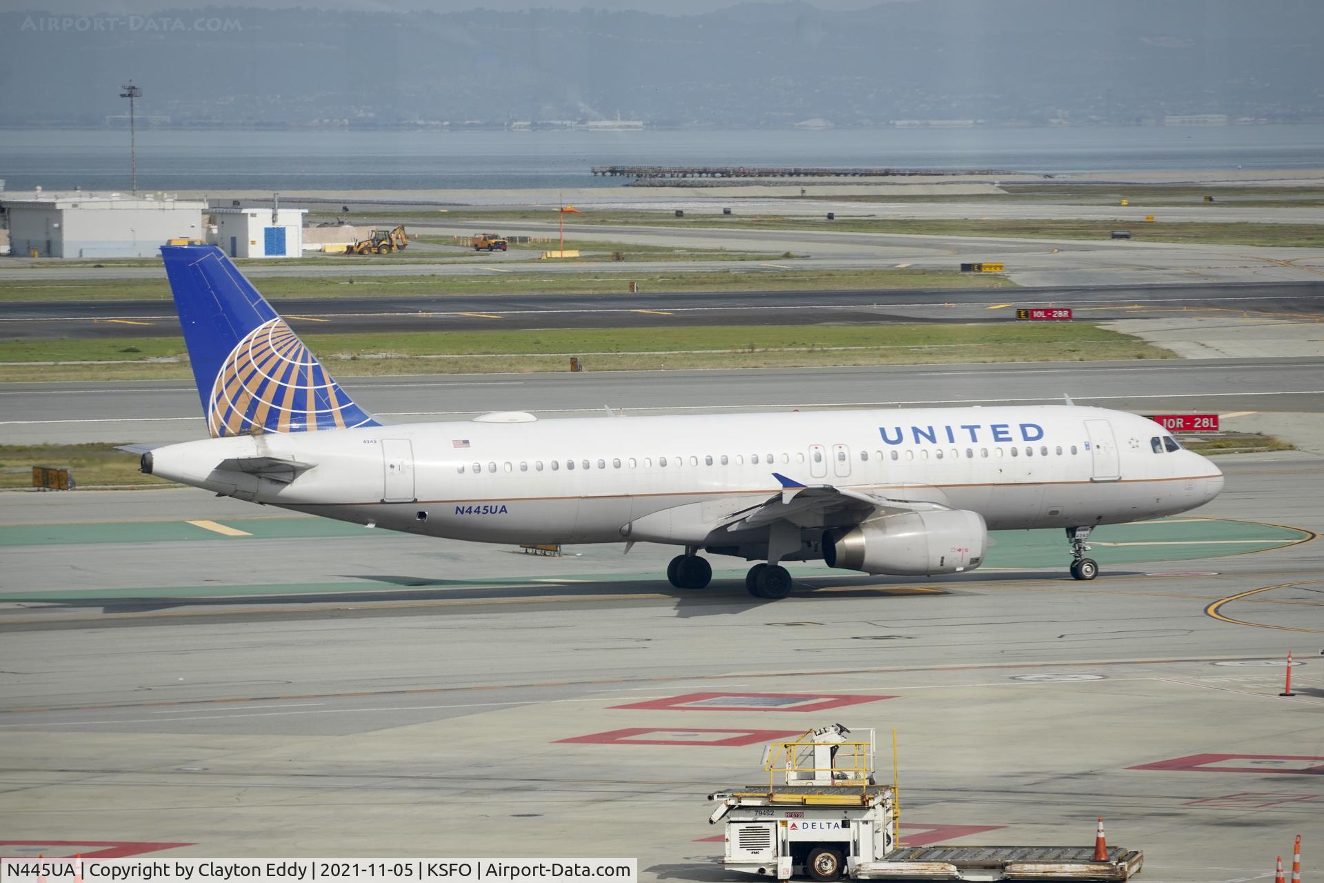 N445UA, 1998 Airbus A320-232 C/N 826, Sky Terrace SFO 2021.